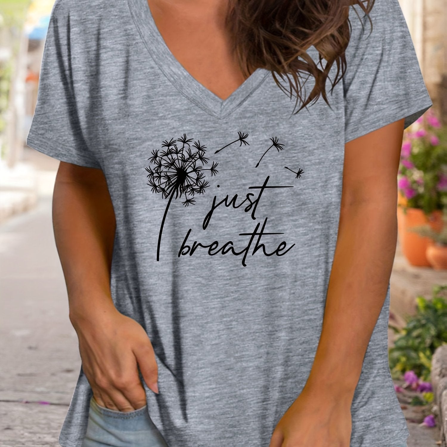 Camiseta de manga corta con escote en V y lema de diente de león para mujer talla grande