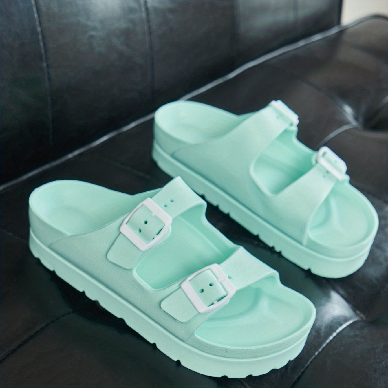 Ayollar uchun bir rangli sandallar, kundalik foydalanish uchun platformali slaydlar, sozlanadigan ikki taqilgan qisqichlar bilan