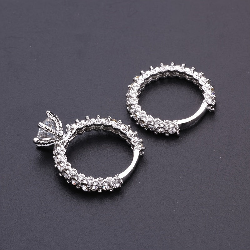 Raqamli toshlar bilan zamonaviy to'y uzuklari, kundalik kiyish, partiyalar va sovg'alar uchun mukammal. Qotishma zargarlikda kichik nuqsonlar odatiy hol. Ajoyib 14-fevral sovg'asi.