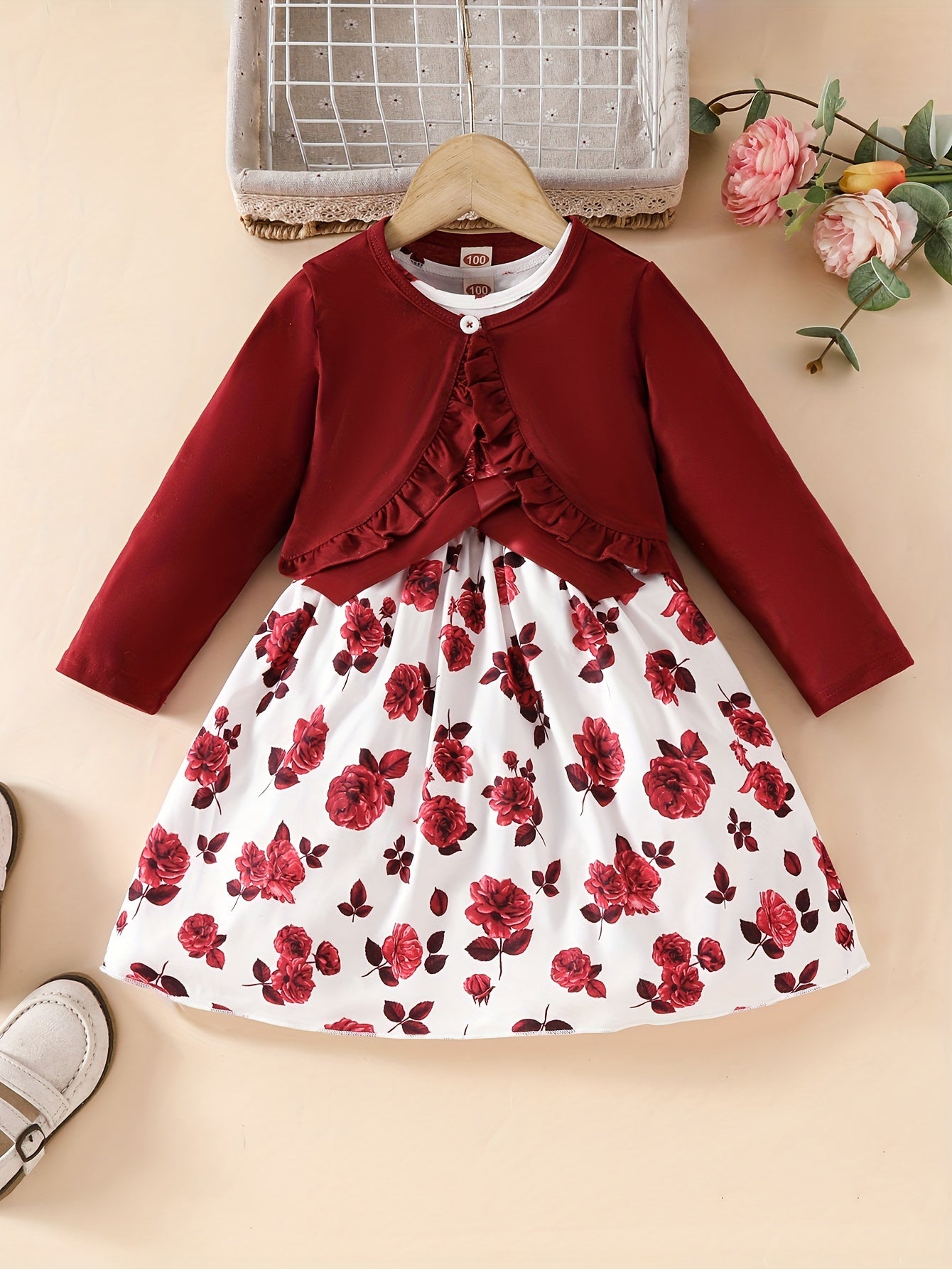 Qizlar uchun gullar bilan bezatilgan dantel jakketi, belbog'li yengsiz ko'ylak bilan birga, ochiq havoda kiyish uchun ideal.