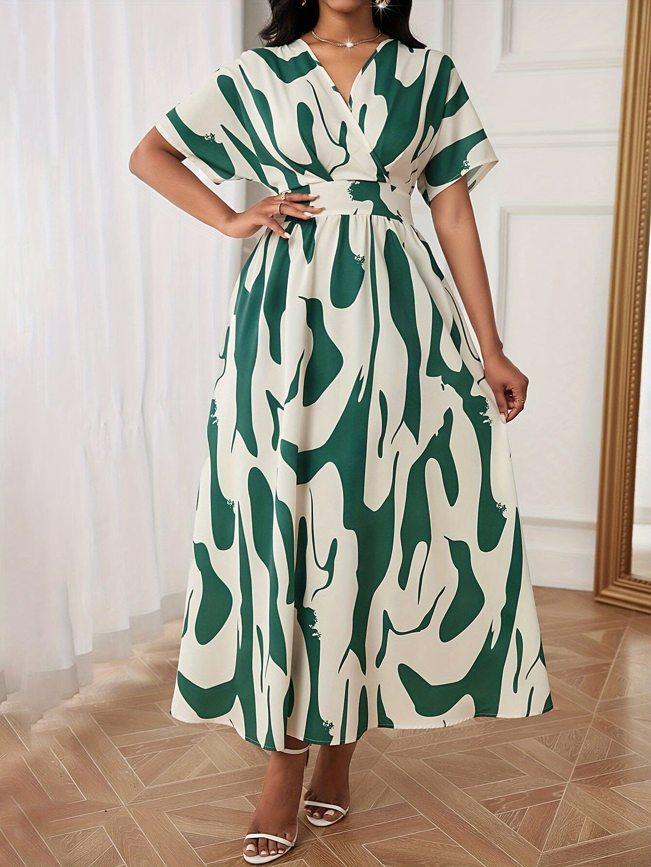 Rang blokli, siqilgan belbog‘li A-chiziqli kiyim, V-shakllı bo‘yin va qisqa qo‘llar bilan yoz uchun