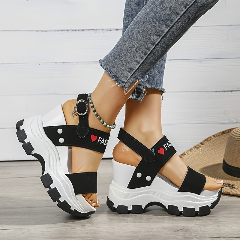 Ayollar uchun to'piq qismi bilan sandallar, bilakdan bog'ich va metall tasmali, zamonaviy tasodifiy oyoq kiyimlari