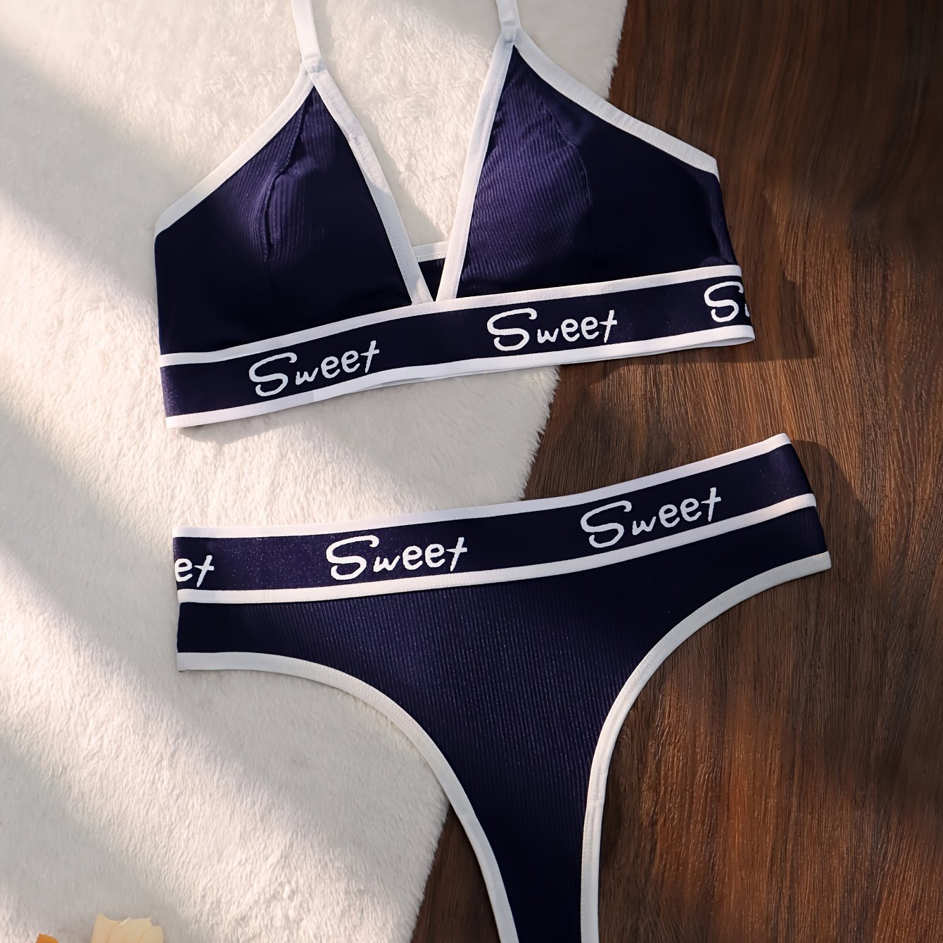 Ayollar uchun rangli blokli kamzuli brassiy va thong bilan harf bosma, sport ichki kiyim to'plami.