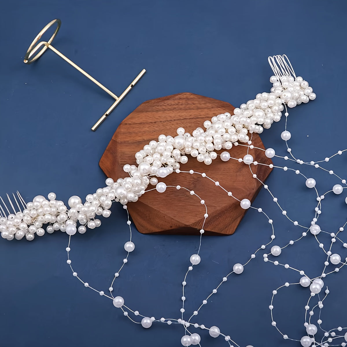 Yuvdoq soch uzugi, sun'iy marjonlar va tassellar bilan, to'y soch aksessuari uchun