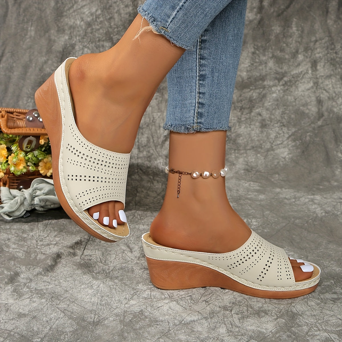 Женские босоножки на каблуке с открытым носком и вентиляционными вырезами