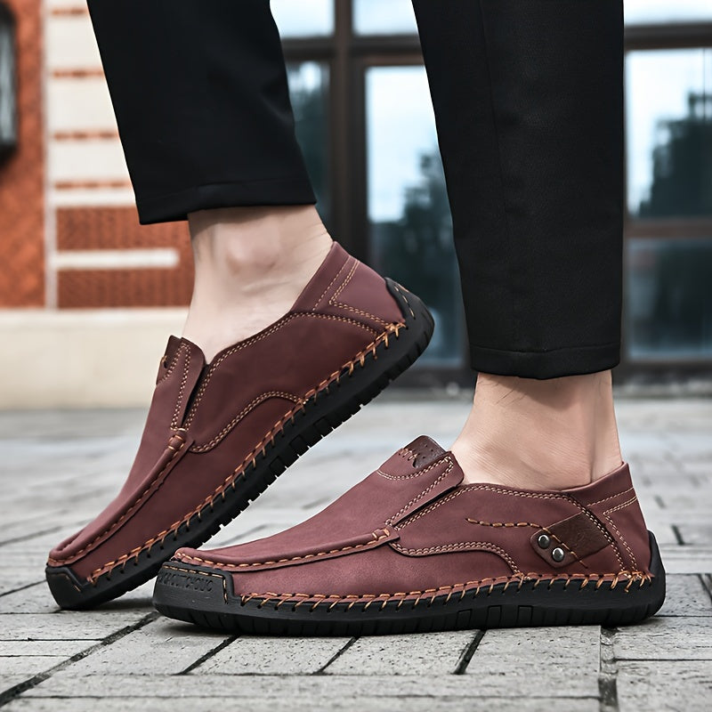 Erkaklar uchun plussiz o'lchamdagi slip-on loferlar, mikrofiber yuqori qismi va qulay va mustahkam yurish poyabzallari uchun sirpanmaydigan kauchuk taglik.
