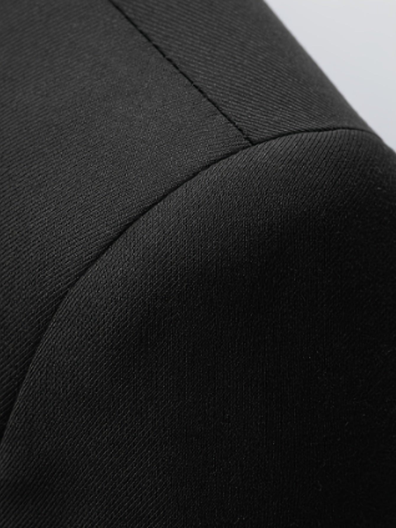 Erkaklar uchun tasodifiy bir rangli blazer, polyester matodan, yengli ko'ylak, bitta tugma bilan, va yirtilgan pastki qismi.