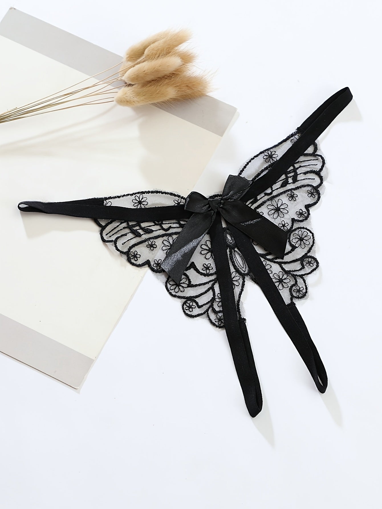 Kattalar uchun nafis kapalak tikuvli to'rli thong, bo'lakli qorin va kamon detali bilan, to'qilgan matodan tayyorlangan.