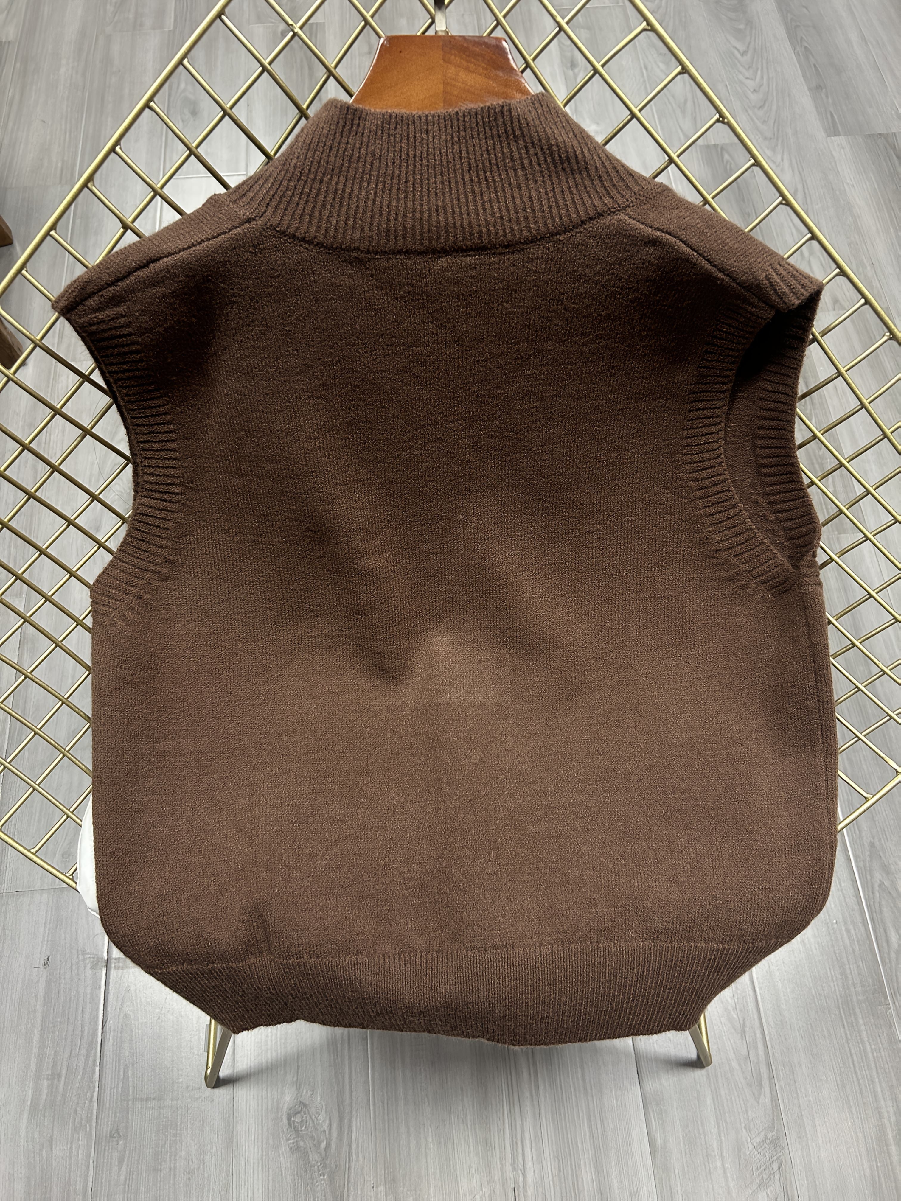 Chaleco de punto sin mangas con cuello en V marrón para capas en otoño e invierno de acrílico y poliéster