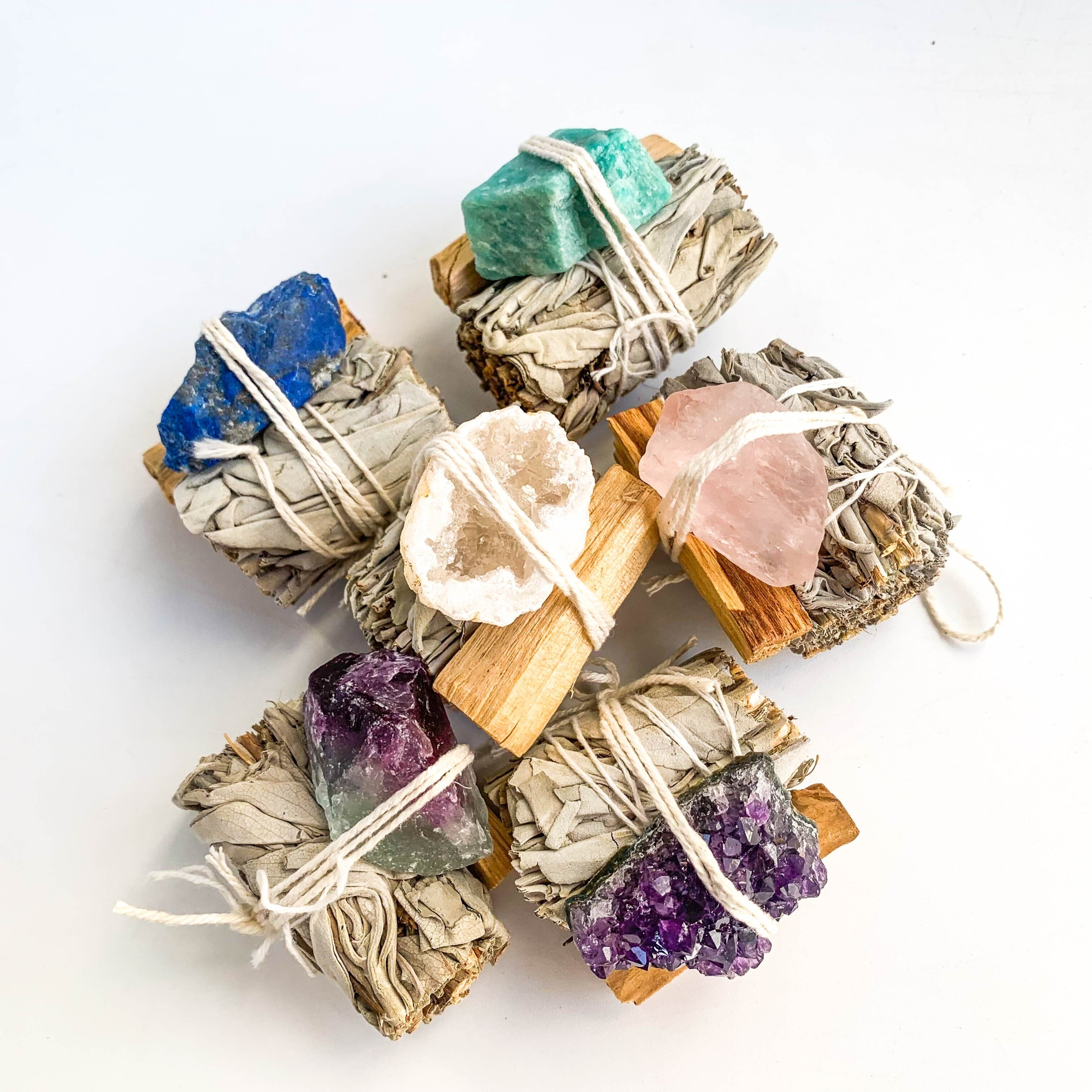 Conjunto de varita de limpieza energética de cristal de roca natural con varita de amatista, selenita y salvia blanca