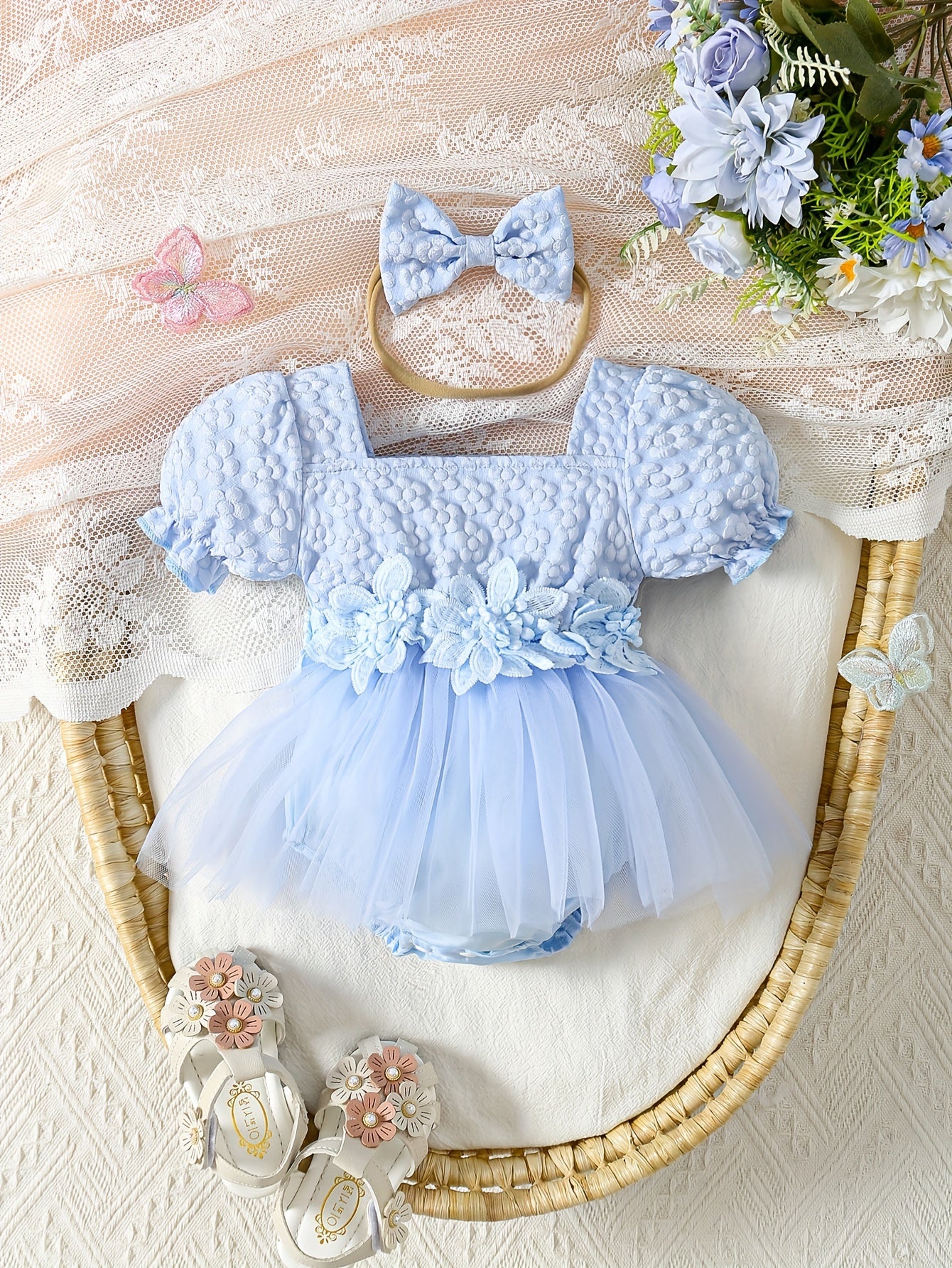 Qizlar uchun nafis gullar bilan tikilgan tutu ko'ylak, puff yenglar va appliqué tafsilotlari bilan. 100% polyester to'qilgan mato, ochiq havoda kiyish uchun mukammal.