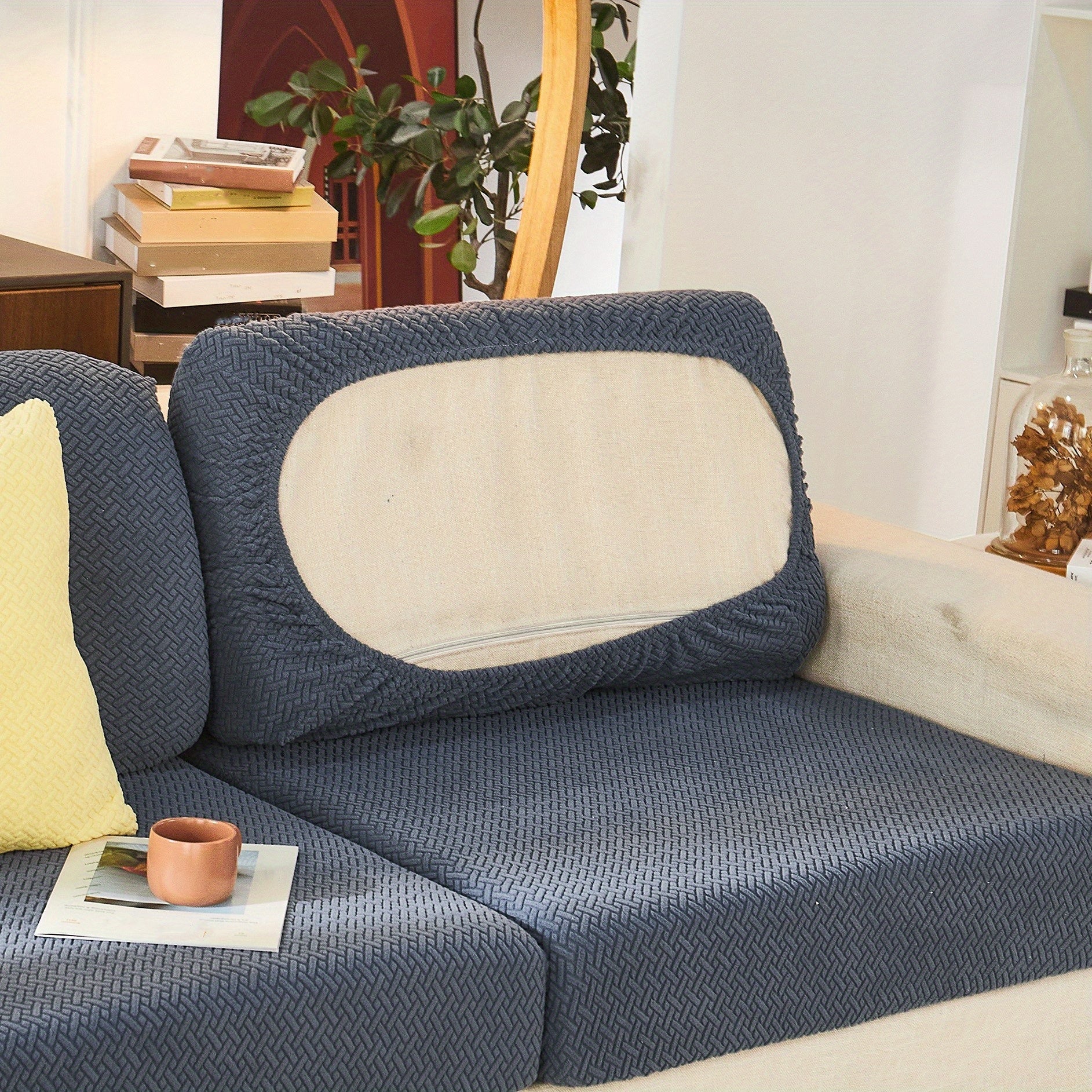 Современный серый чехол для подушки дивана с эластичной посадкой и мягкой текстурированной тканью. Машинная стирка для повышения комфорта в гостиной.