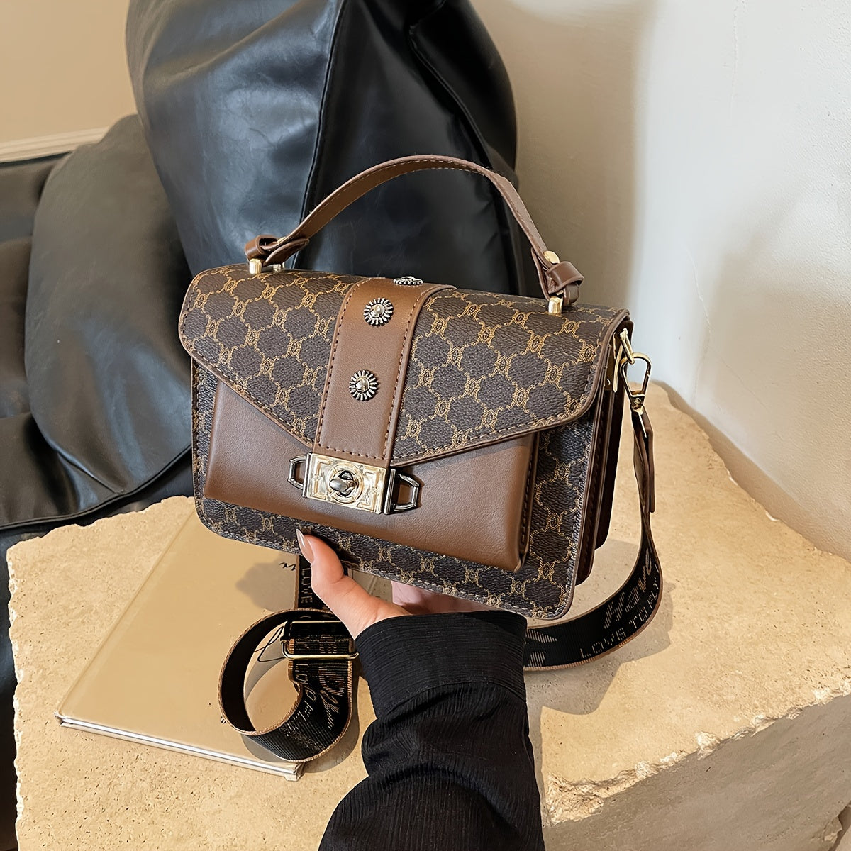 Стильная, просторная маленькая квадратная сумка для женщин среднего возраста с элегантным плечевым ремнем и кроссбоди дизайном.