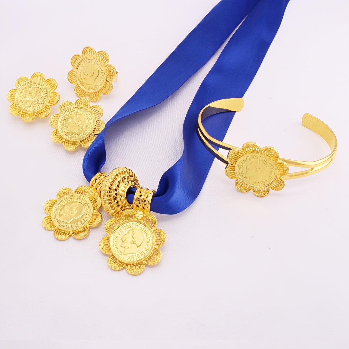 5 ta qismdan iborat hashamatli zargarlik to'plami, shu jumladan, taqinchoqlar, marjon, bilaguzuk va uzuk. Bir nechta ranglarda tanlash uchun muhr va gullar chetiga ega dizaynni o'z ichiga oladi. An'anaviy kelin kiyimlari uchun mukammal.