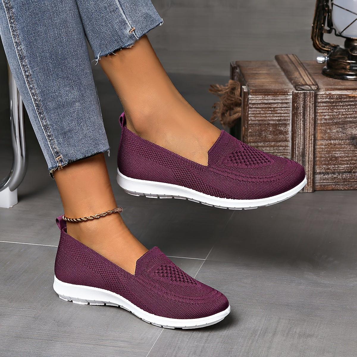 Ayollar uchun slip-on krossovkalari yengil va nafas oladigan, PVC taglik va mato astar bilan. Har mavsum uchun mukammal, bir nechta ranglarda mavjud.
