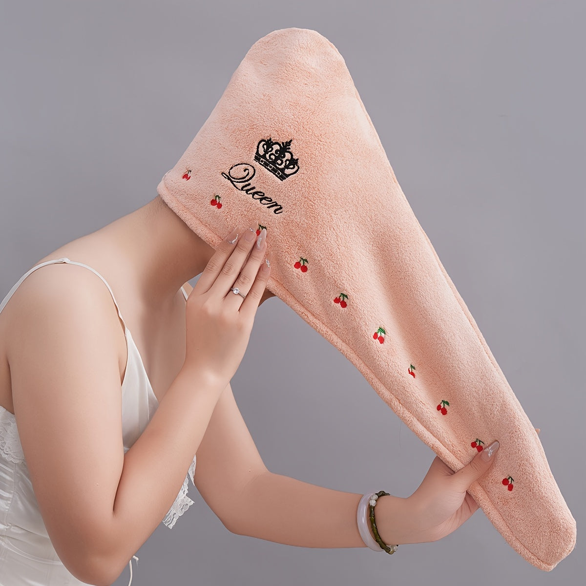 Быстросохнущая полотенце-капюшон для волос с вышитыми сердечками, мягкая и впитывающая, идеально подходит для использования в ванной. Игривый дизайн с вязаной текстурой.