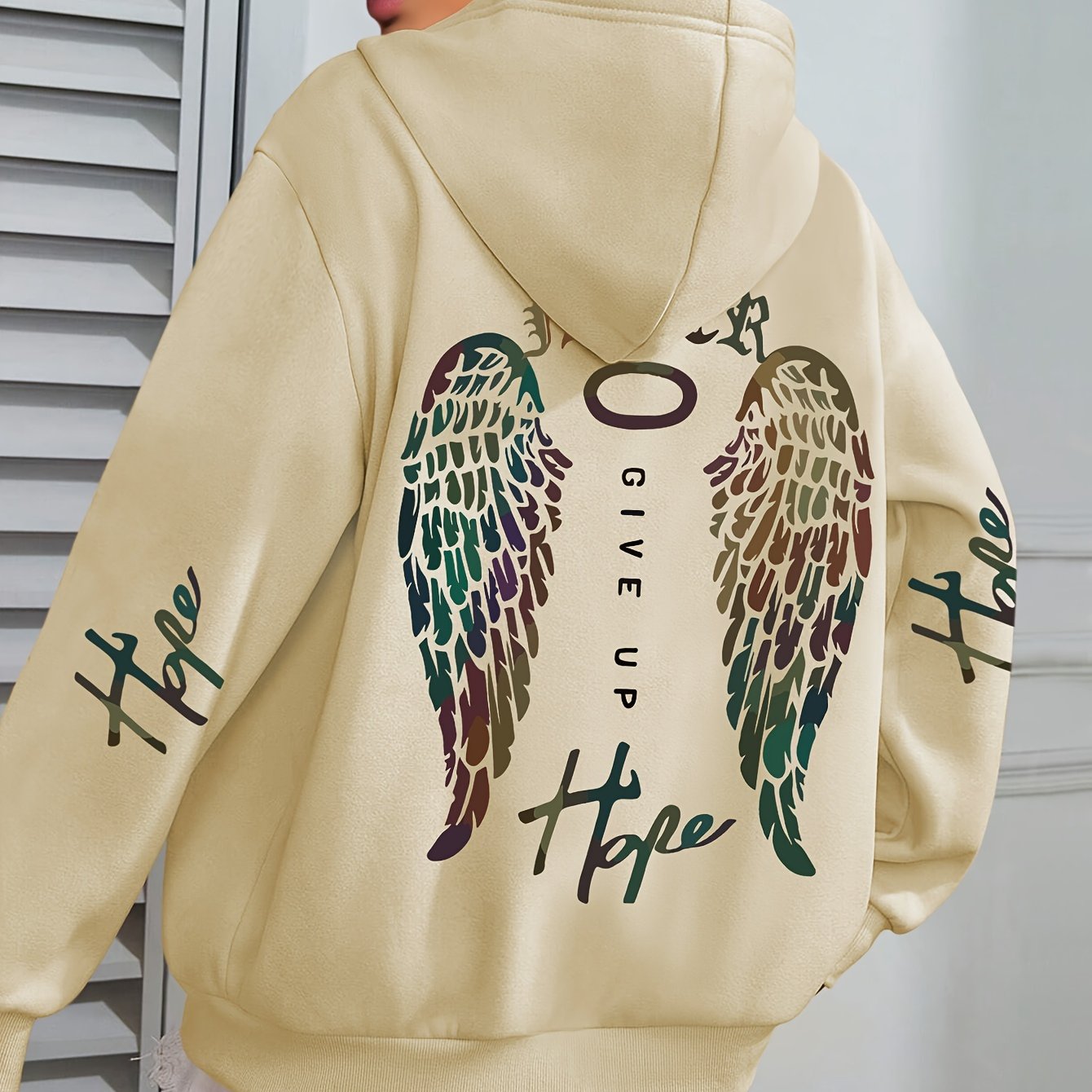 Толстовка с капюшоном для женщин больших размеров с графикой ангельских крыльев, светло-серый с зелёными акцентами