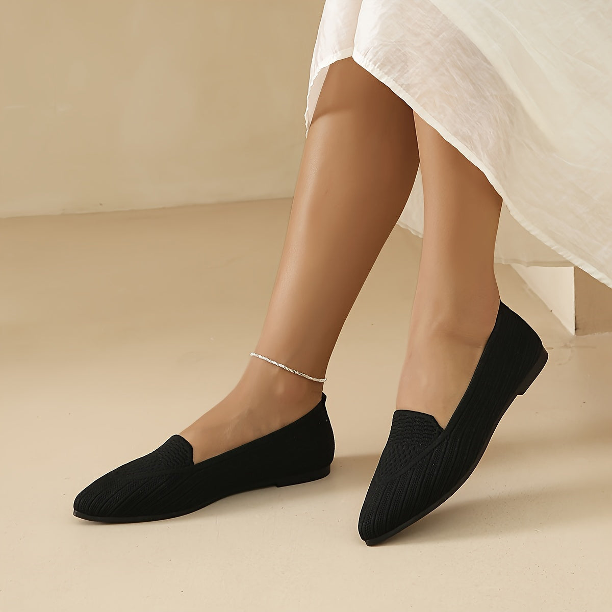 Ayollar uchun mustahkam ranglarda yumshoq, engil to'qilgan tekis poyabzal, nuqtali barmoq va havo o'tkazuvchi dizayn bilan.