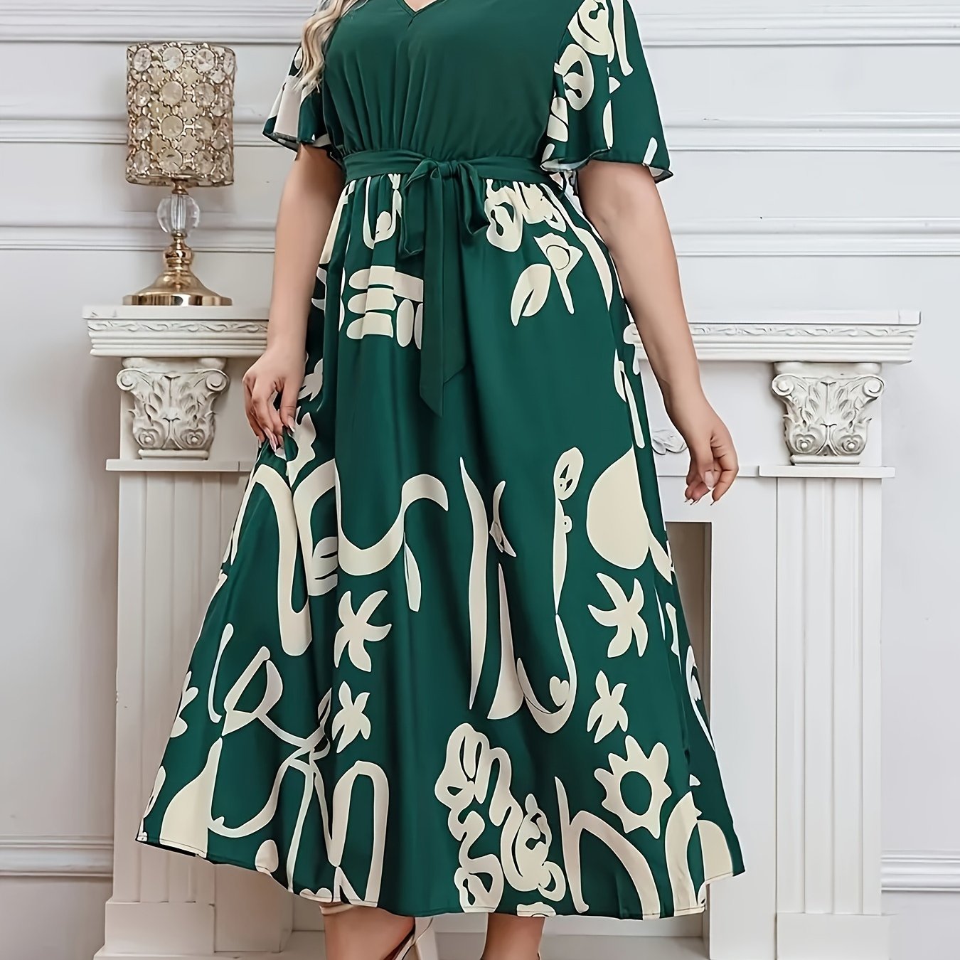 Платье с крупным цветочным принтом и заплатками, поясом, V-образным вырезом и короткими рукавами для весны и лета