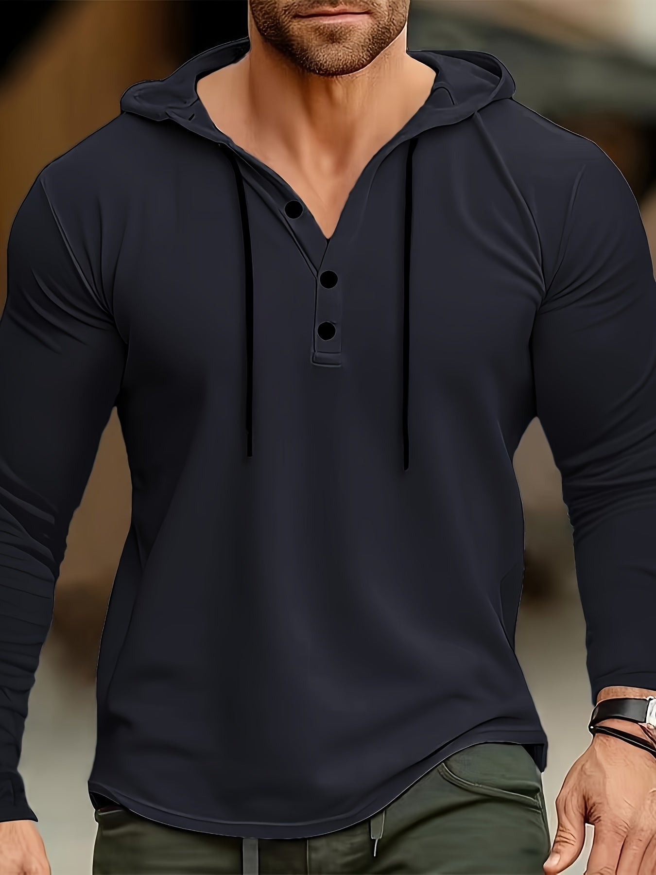 Katta o'lchamdagi erkaklar uchun zaytun yashil kapuchonli Henley ko'ylagi, tasodifiy va sport uslubida. Tugmachali dizayn, tortish qopqog'i bilan, qulay kiyish uchun yumshoq paxta aralashmasidan tayyorlangan.