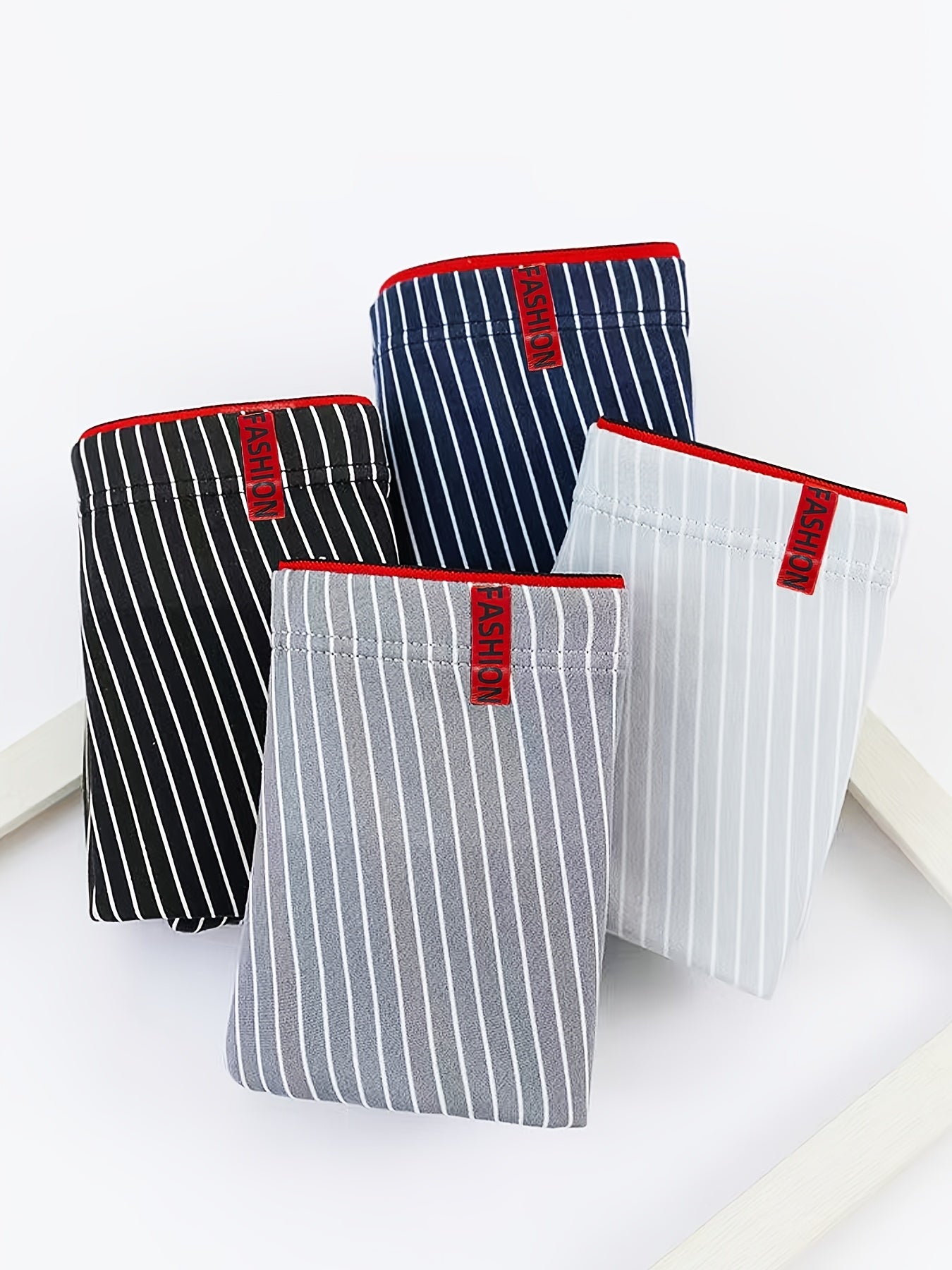 Erkaklar uchun 6 ta polyester boxer shortlari, nafas oladigan va cho'ziladigan to'rt tomonlama cho'ziladigan mato bilan chiziqli naqshda. Tasodifiy kiyim uchun qisqa ichki kiyim turi, to'qilgan tuzilishga ega.