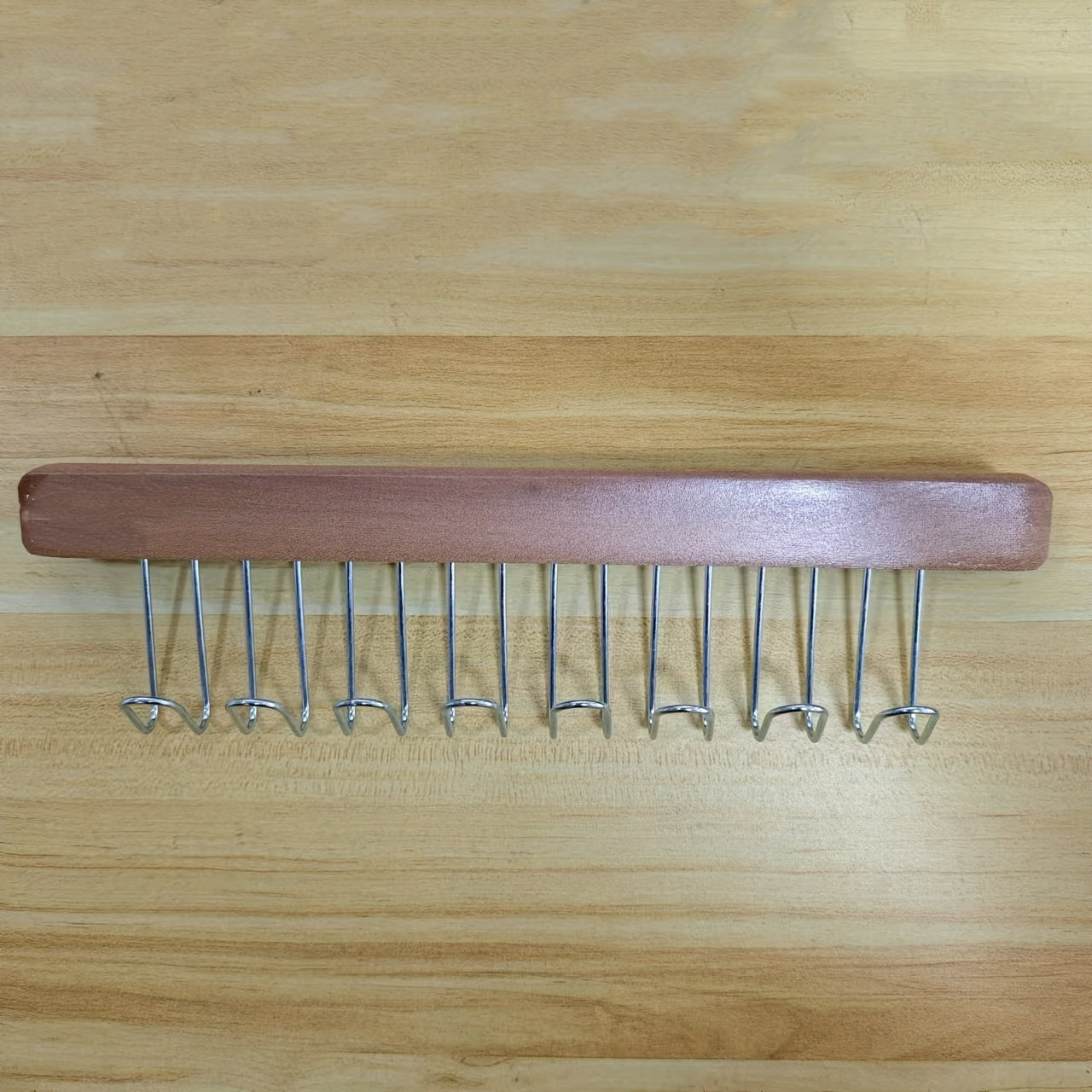 Perchero de pared de madera para organizar ropa interior y artículos de cocina