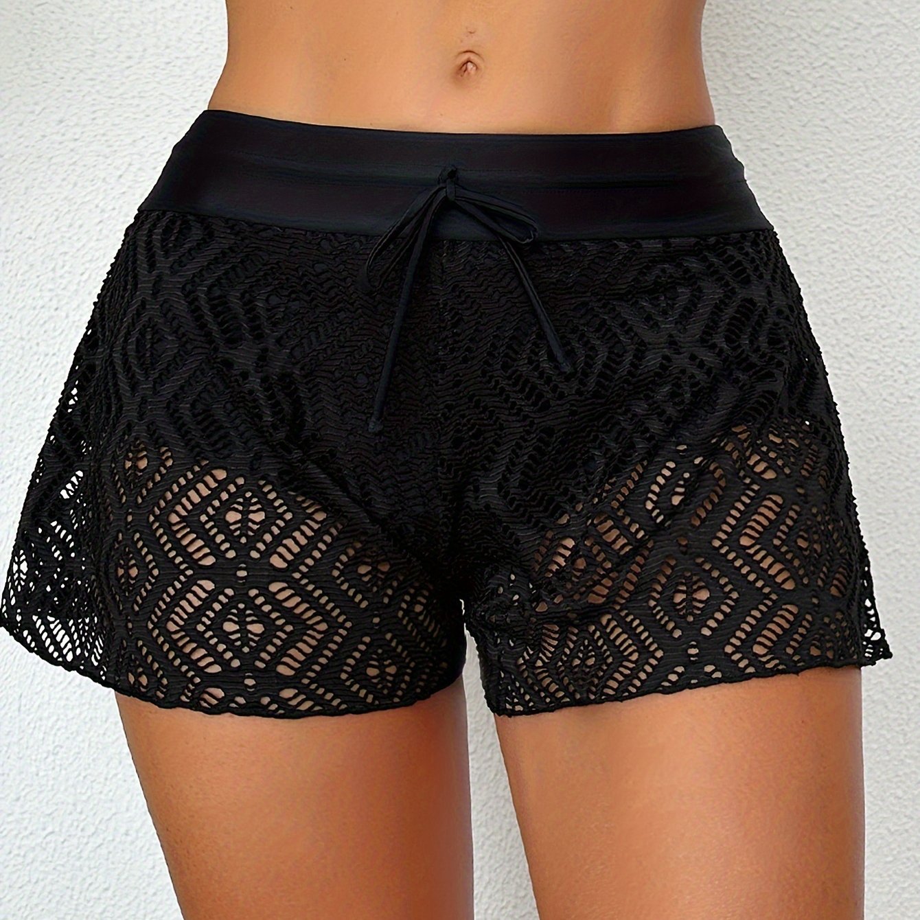 Birlashtirilgan ichki qismlar va old tomonda bog'ich bilan ta'minlangan, yuqori cho'ziluvchan rangli suzish shortlari, plyaj kiyimlari uchun mukammal.