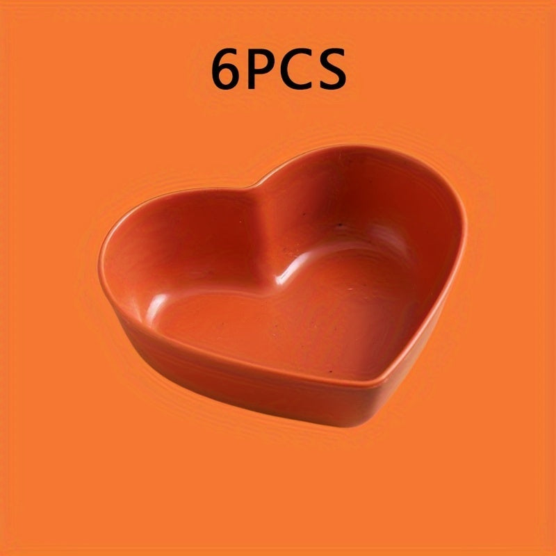 Seis cuencos en forma de corazón hechos de paja de trigo para salsas, condimentos y aperitivos