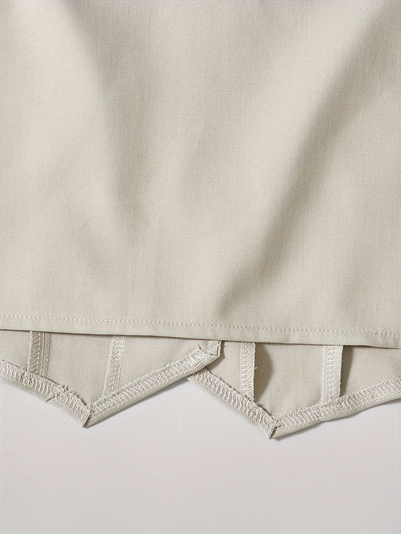 Ayollar uchun zamonaviy ikki qismli to'plam, tugma tafsilotlari bilan v-yuvalangan kesilgan vest top va yuqori belli kostyum shimlarini o'z ichiga oladi. 97% polyester va 3% elastan materialidan tayyorlangan, biroz cho'ziluvchan. Ideal for