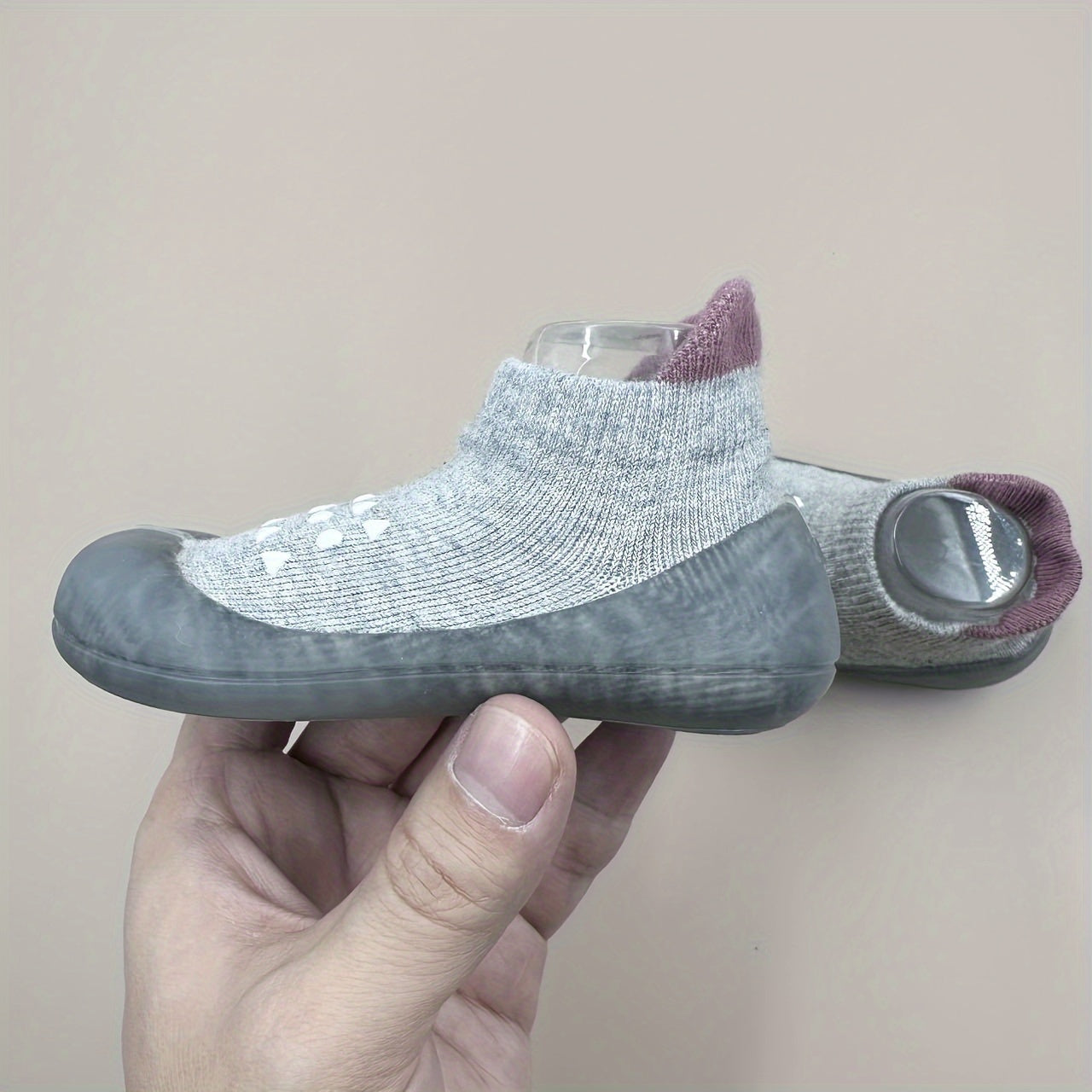 Bola poyabzali yumshoq va qulay birinchi yurishlar uchun, tizzaga qadar bo‘lgan rezina taglik, nuqta bilan to‘ldirilgan mato