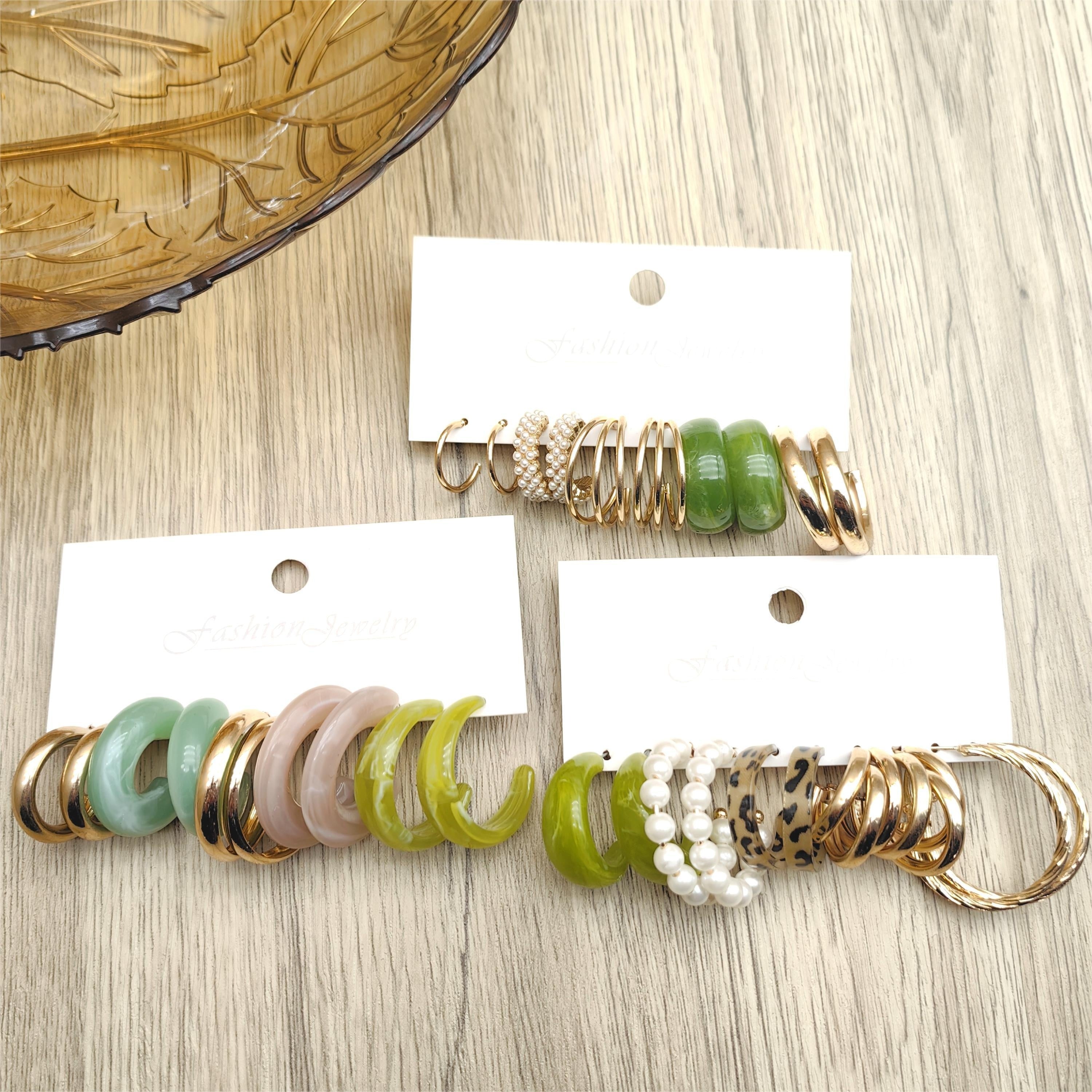 15 ta nafis rezina qotishma halqa sirg'alar to'plami, soxta marvarid doira dizayni bilan, ayollarning kundalik kiyimlari uchun vintage nafis uslubini namoyish etadi.