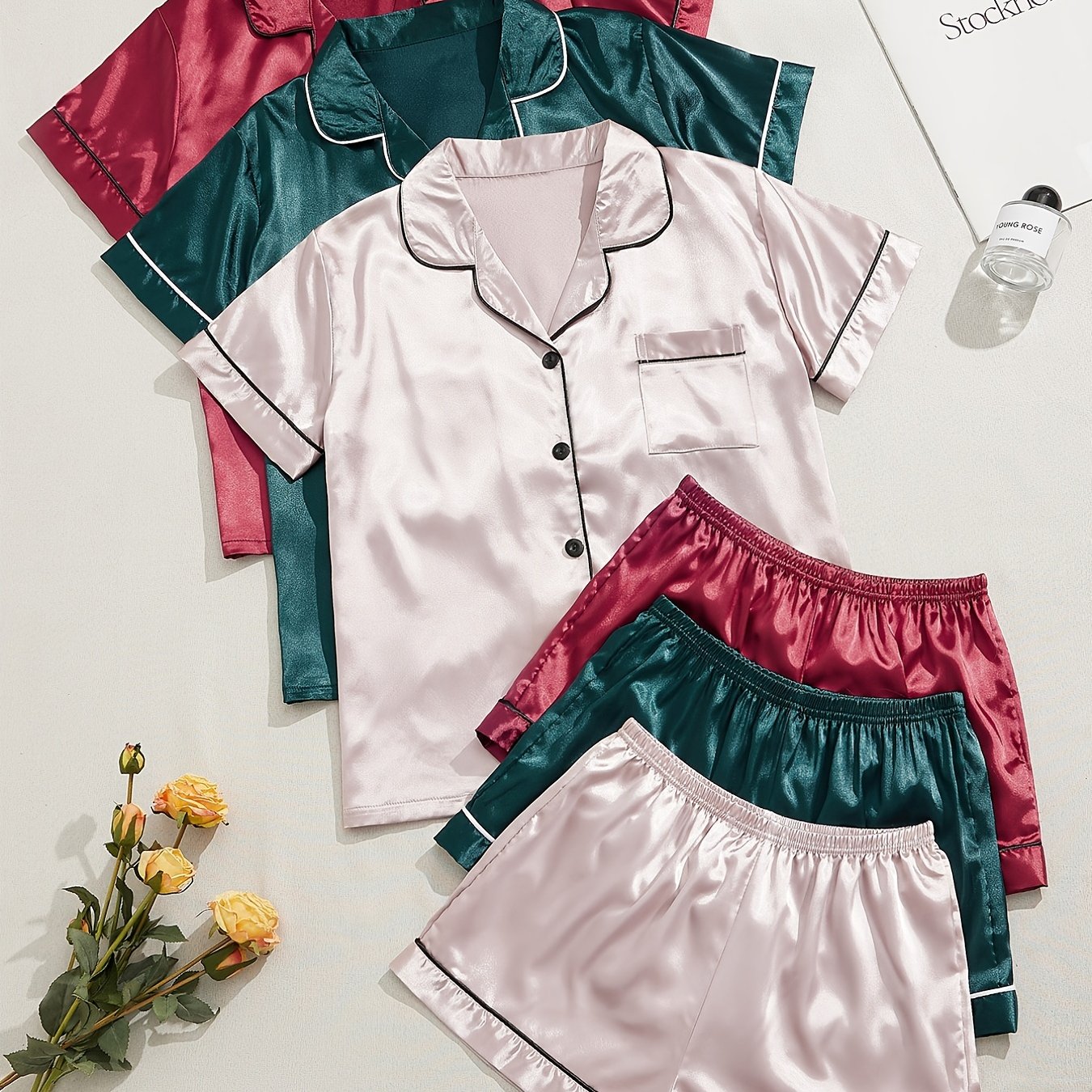Ayollar uchun ikki qismli pijama to'plami, rang-barang qisqa yengli shortlar va bir xil rangdagi imitatsiya saten.