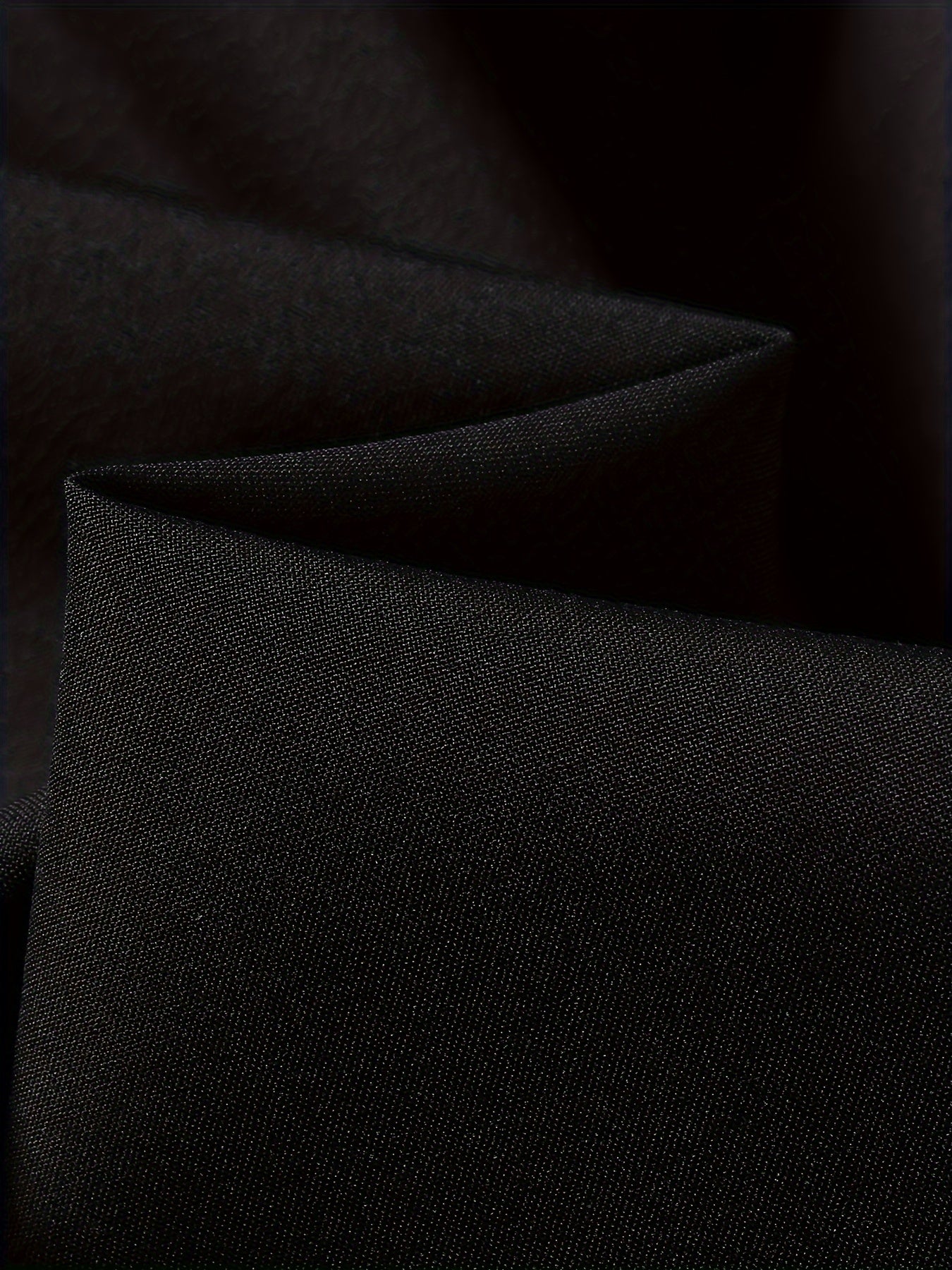 Мужская легкая дышащая ветровка с капюшоном и карманами на молнии