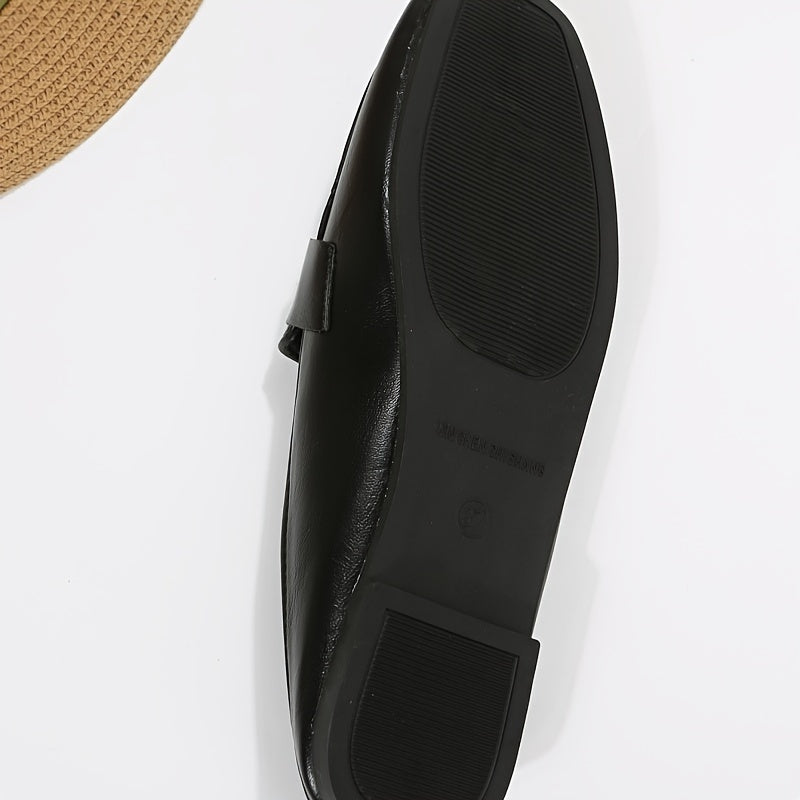 Zamonaviy dizaynga ega qulay ayollar uchun moda loferlari.