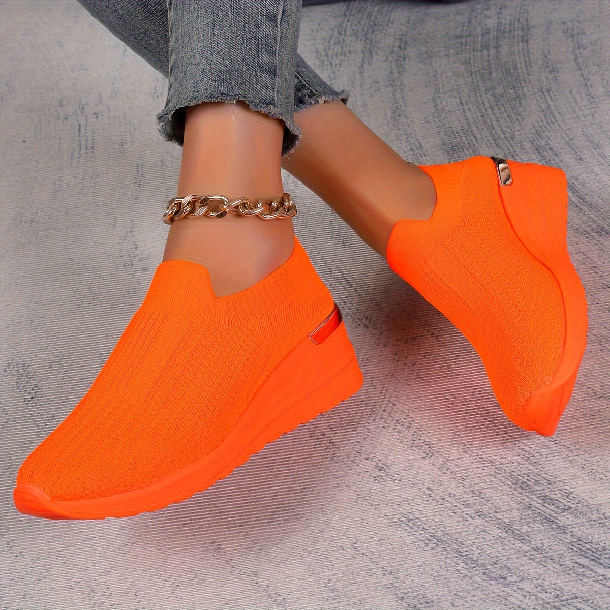 ayollarga mo'ljallangan nafas oladigan tikilgan sport poyabzali, kundalik va tashqi foydalanish uchun slip-on poyabzal