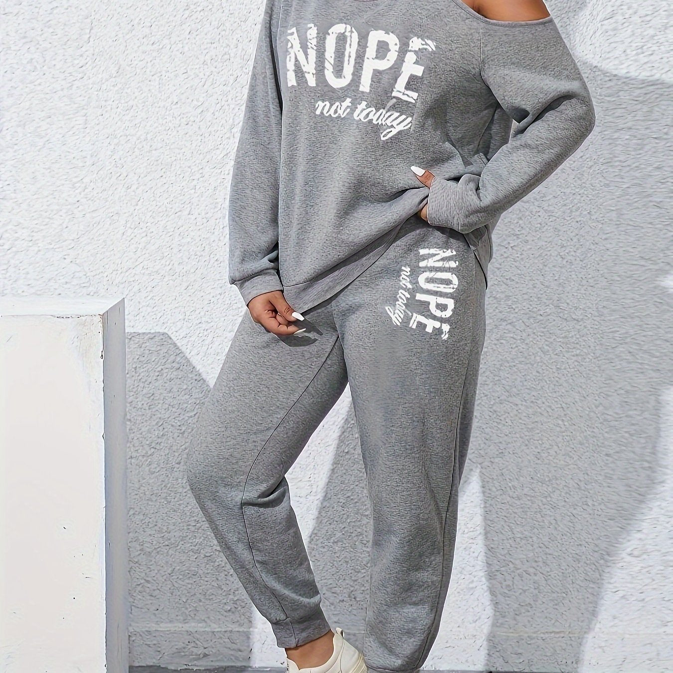 Katta o'lchamdagi tasodifiy kostyum, harf naqshi bilan