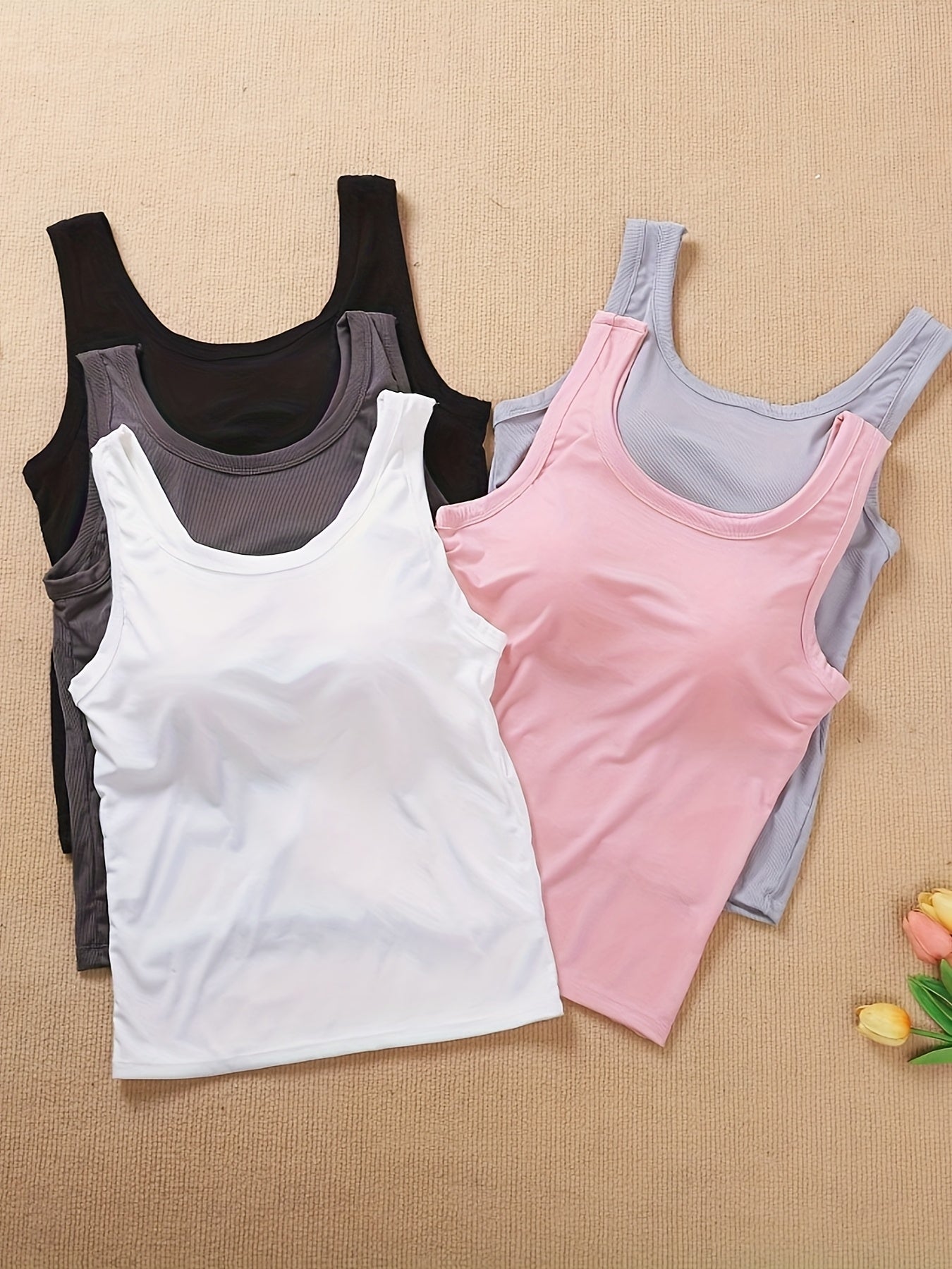 Ayollar uchun kattaroq o'lchamdagi ribbed tank toplar, ichki bra padlari bilan, 5 ta paket