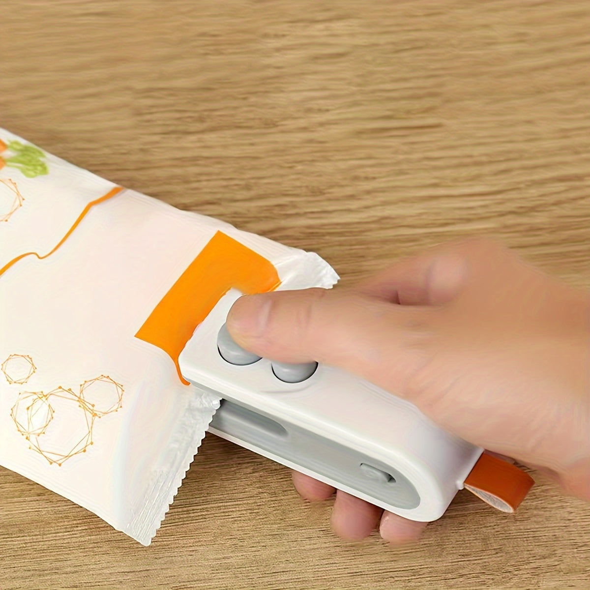 Qo‘l bosimli plastik paket yopgich bilan mini snack yopish mashinasi, qayta to‘ldiriladigan litiy batareya, USB zaryadlash, 36V maksimal kuchlanish, 300mAh quvvat, oshxona uchun ideal qurilma.