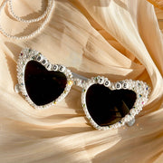 Gafas de sol con corazón de novia con pedrería y detalles de perlas para despedida de soltera y boda