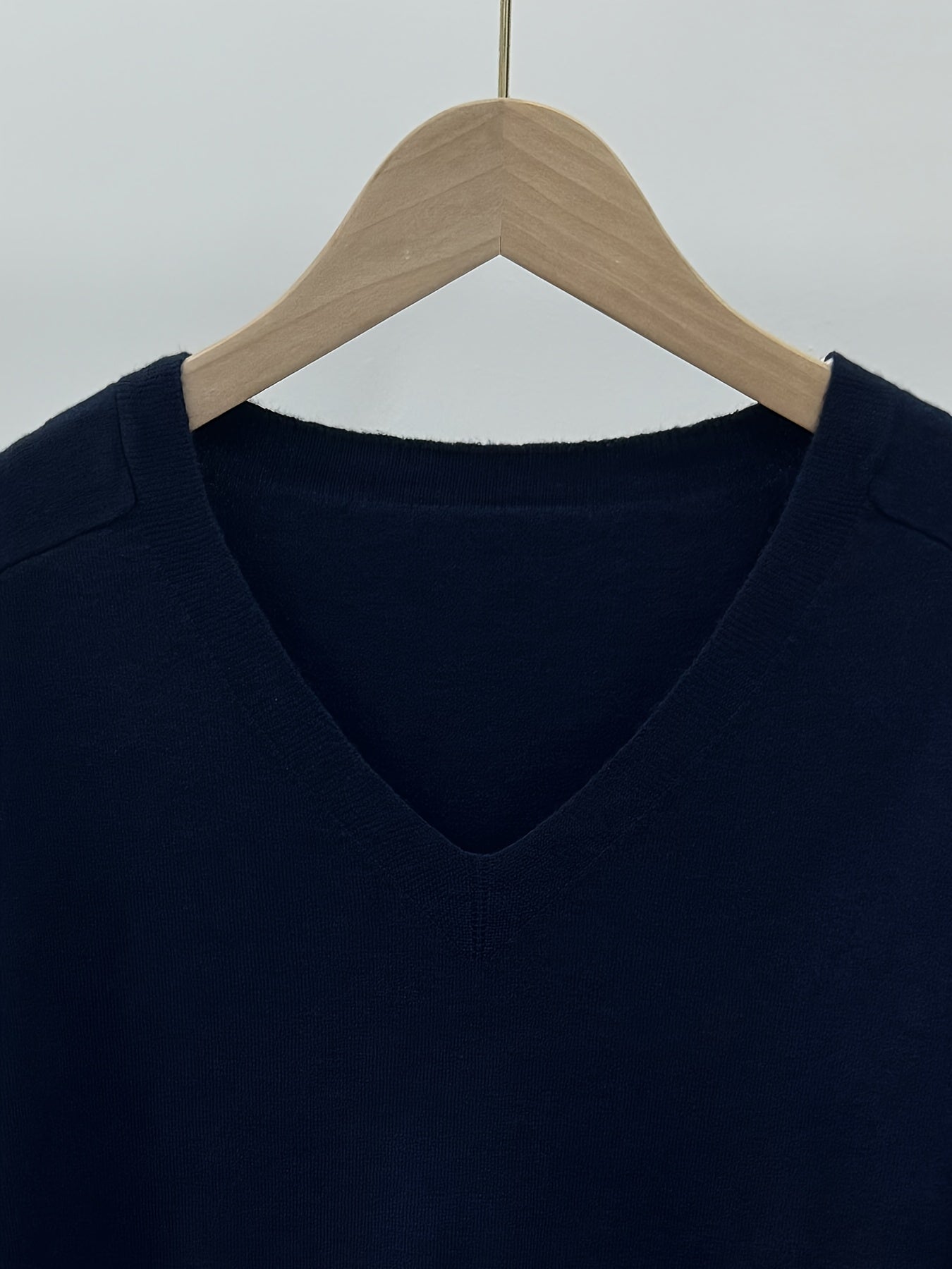 Yoz va bahor uchun bir rangli qisqa qo'lqonli V-yuqori sviter. Ayollar uchun tasodifiy kiyimlar.