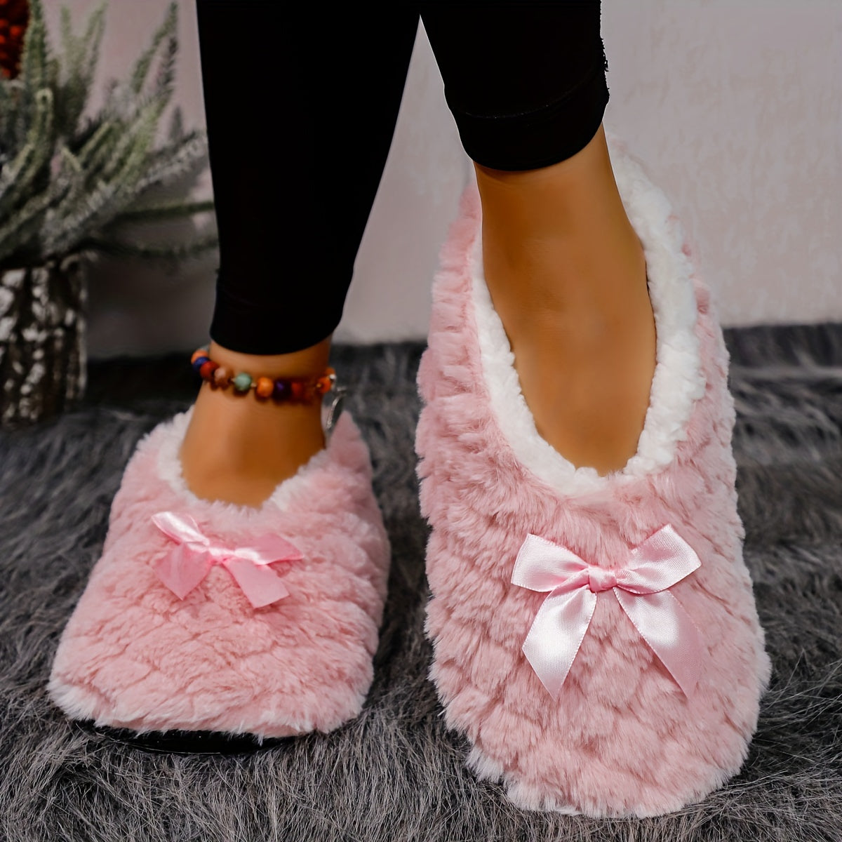 Ayollar uchun plüsh rombli bosimli qishda chanoq bilan bog'langan ayollar uchun shippaklar, gulchambar bilan, yopishqoqsiz tagi, pushti