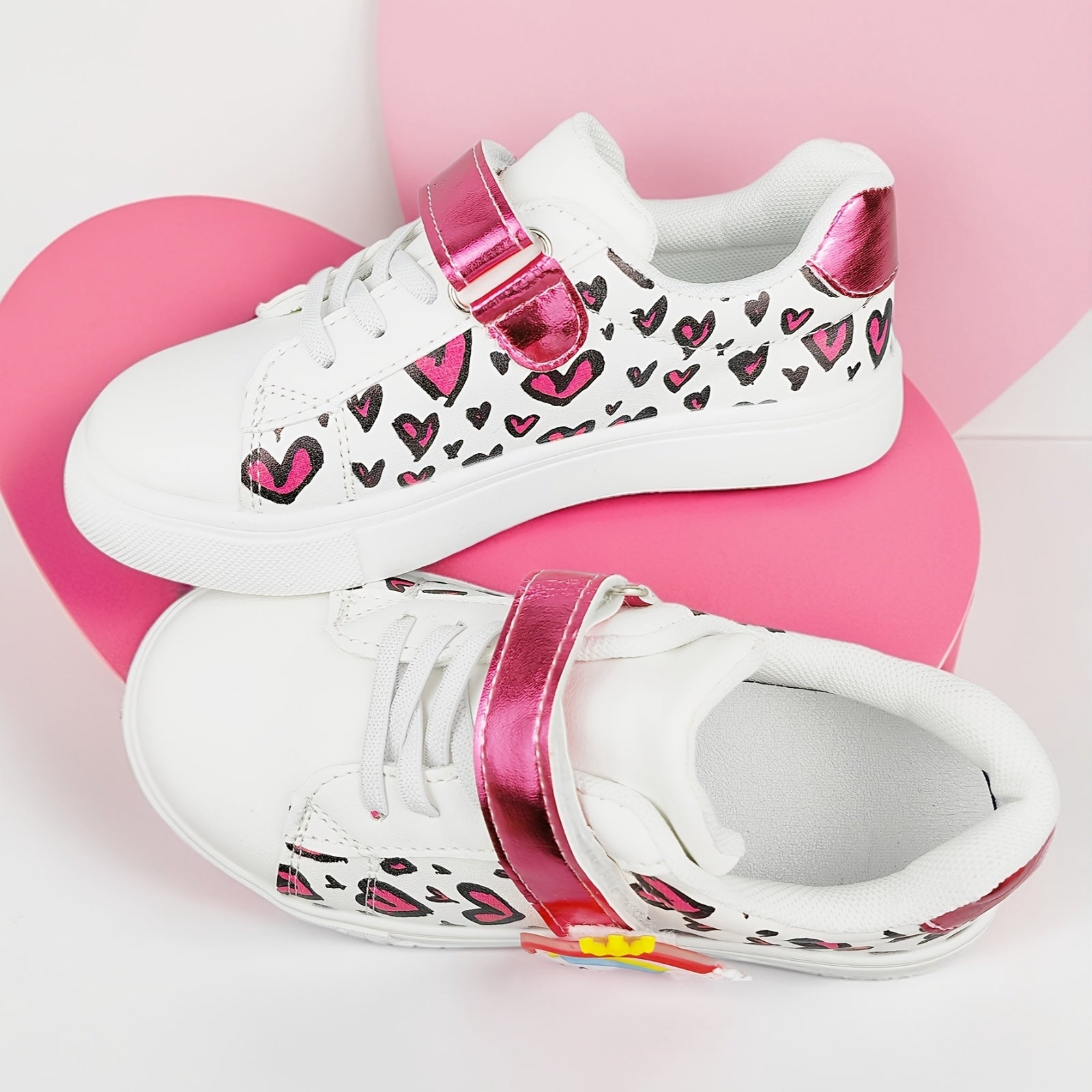 Qizlar uchun yurak mavzusidagi multfilm uslubidagi krossovkalar, yozgi va bahor uchun mo'ljallangan, kamalak ranglarida. Har qanday yoshdagi bolalar uchun kundalik yurish uchun ideal.