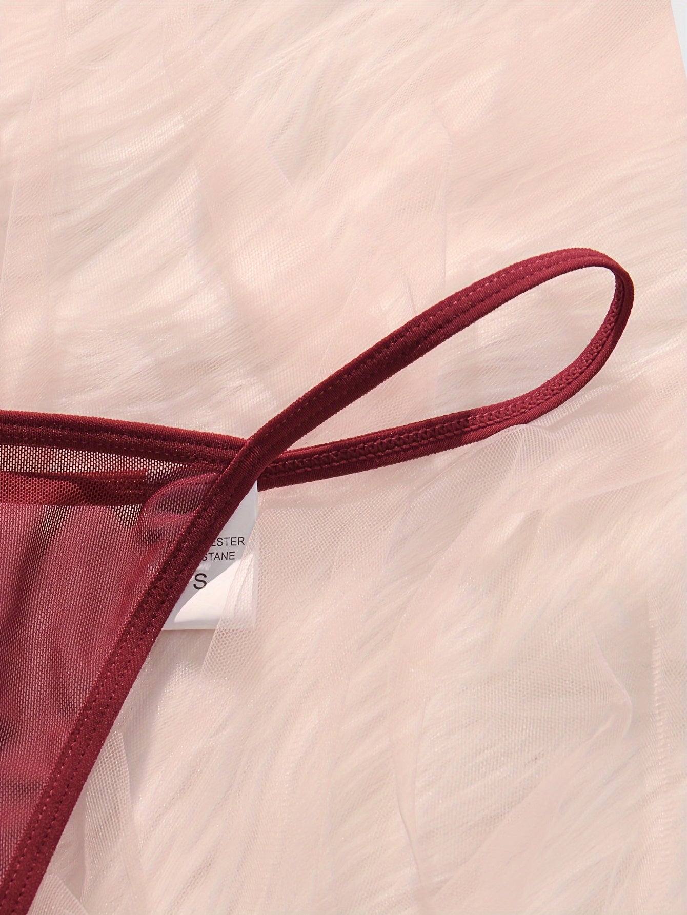 Jozibali ichki kiyim to'plami: Chuqur V-shaklidagi dantel tunika va thong.