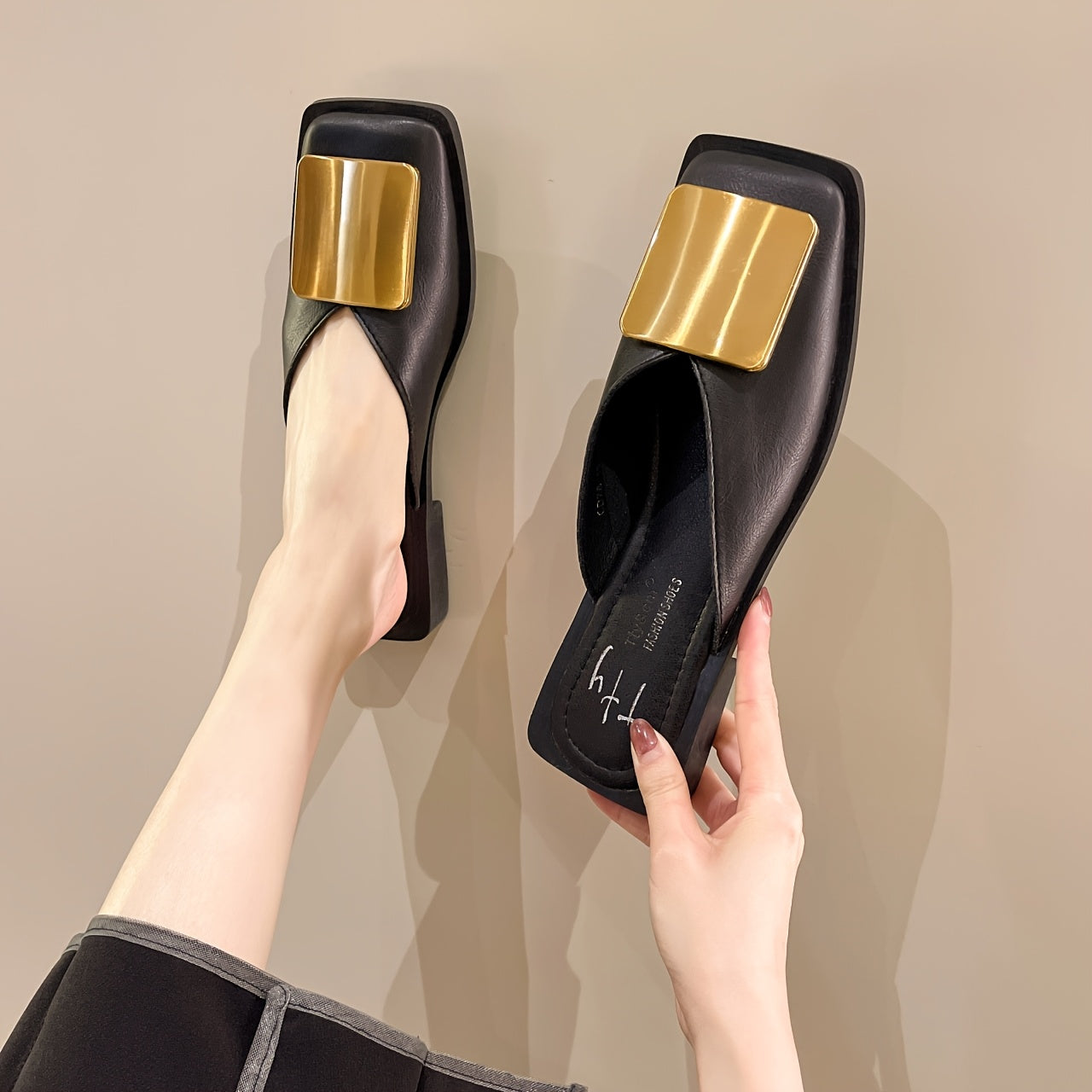 Mules negras de punta cuadrada con acento metálico dorado, tacón bajo, suela de goma antideslizante
