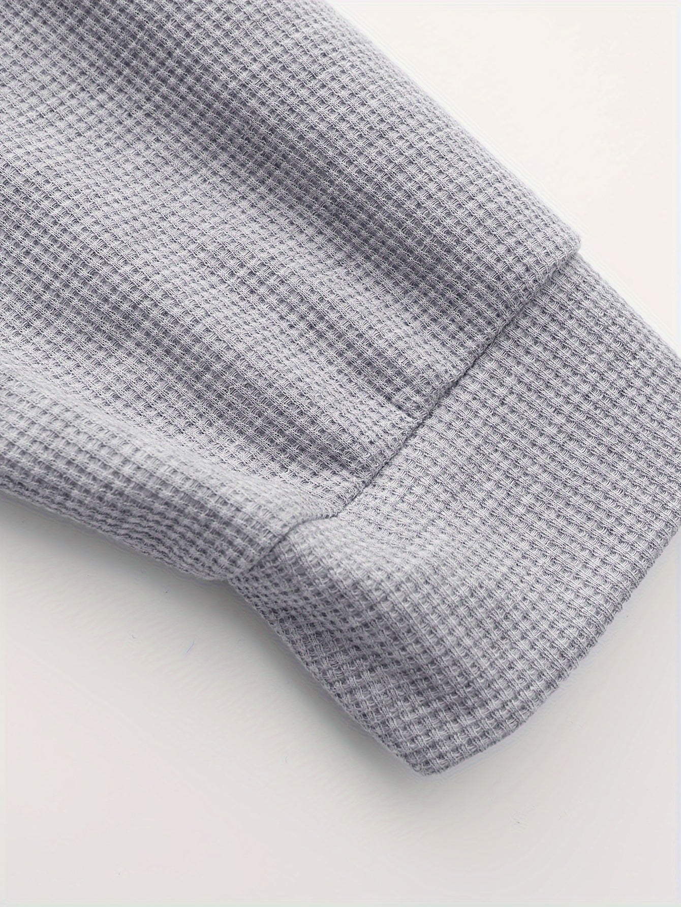 Vafli tuzilishga ega polyester sport kostyumi, tasodifiy yaka jeketi va fermuar tafsilotlari bilan uzun shimlar to'plami, mustahkam rangli bo'sh to'qilgan mato, uzun yenglar, to'liq polyester tarkibi.