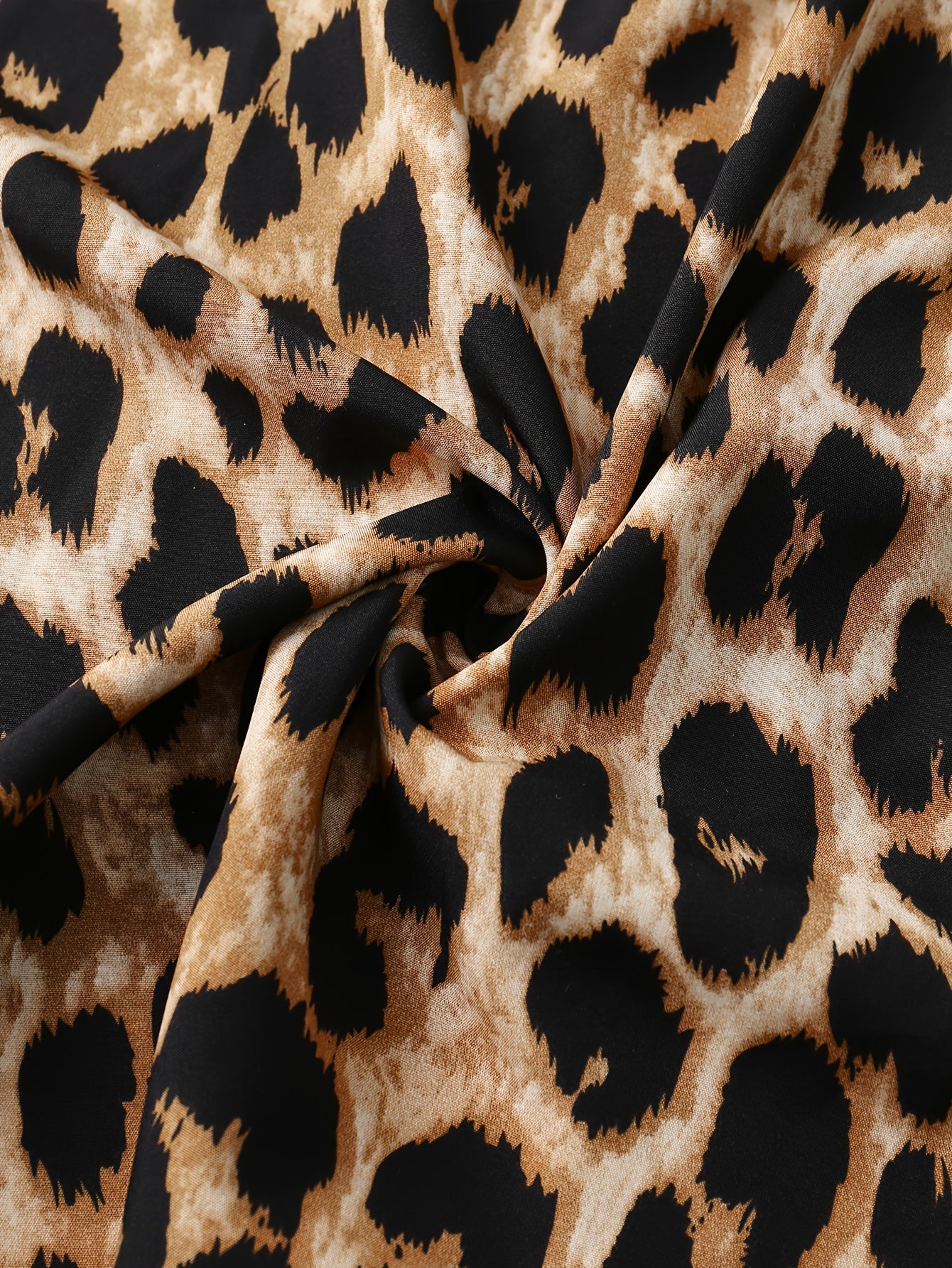 Платье-рубашка с леопардовым принтом и застежкой на пуговицах с закатанными рукавами для весны и осени