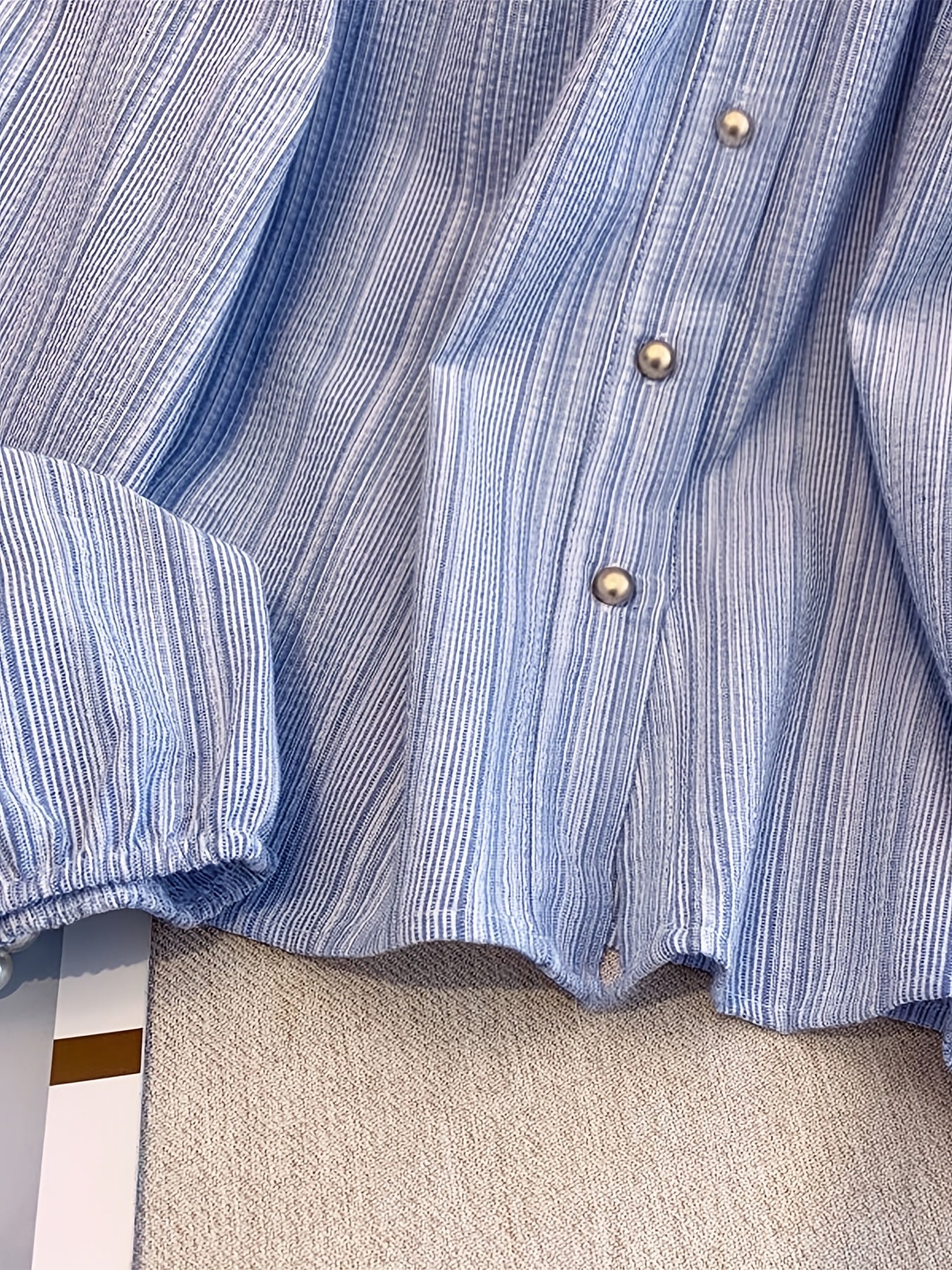 Yengil ko'k rangdagi ayollar uchun vintage chiziqli uzun yengli bluzka, qirrali mansheti va tugmachali yarim plakat bilan. Polyesterdan tayyorlangan, oqimli moslikda, bahor/kovak uchun mukammal. Yapon uslubida.