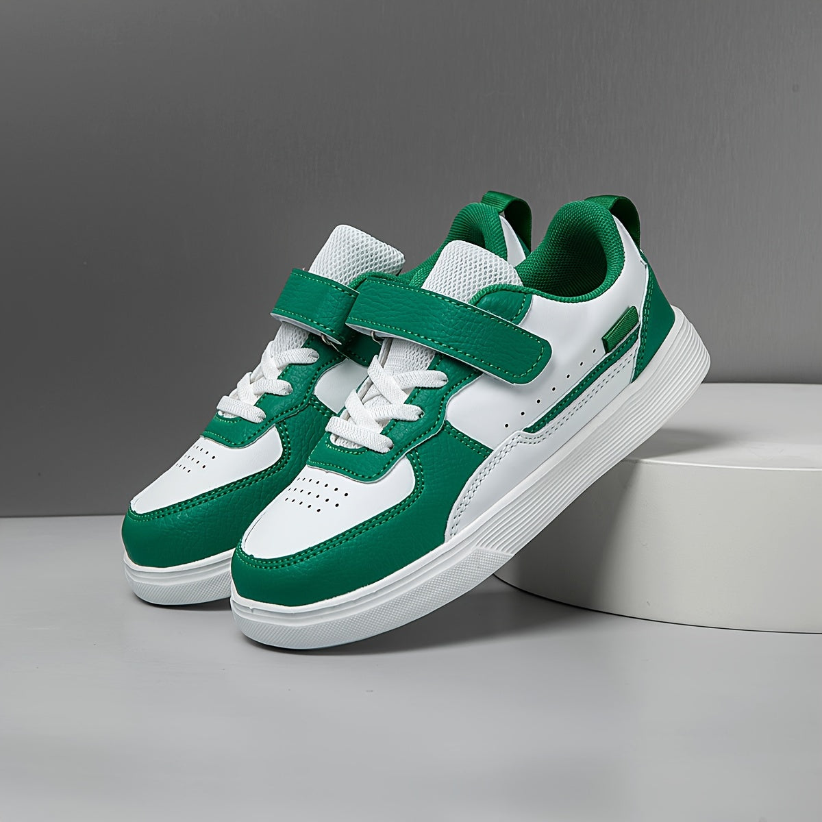 Ichki va tashqi foydalanish uchun ideal bo'lgan ko'p funksiyali krossovkalar, tasodifiy yugurish dizayni bilan. Bog'ichlar bilan kiyish oson, yengil, havo o'tkazuvchi va qulay. Zamonaviy yangi kelishlar.