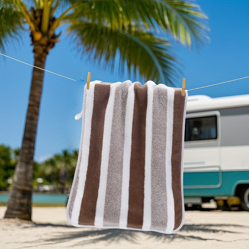 Bahor va yoz uchun yumshoq va singdiruvchi chiziqli hammom va soch sochiq to'plami.