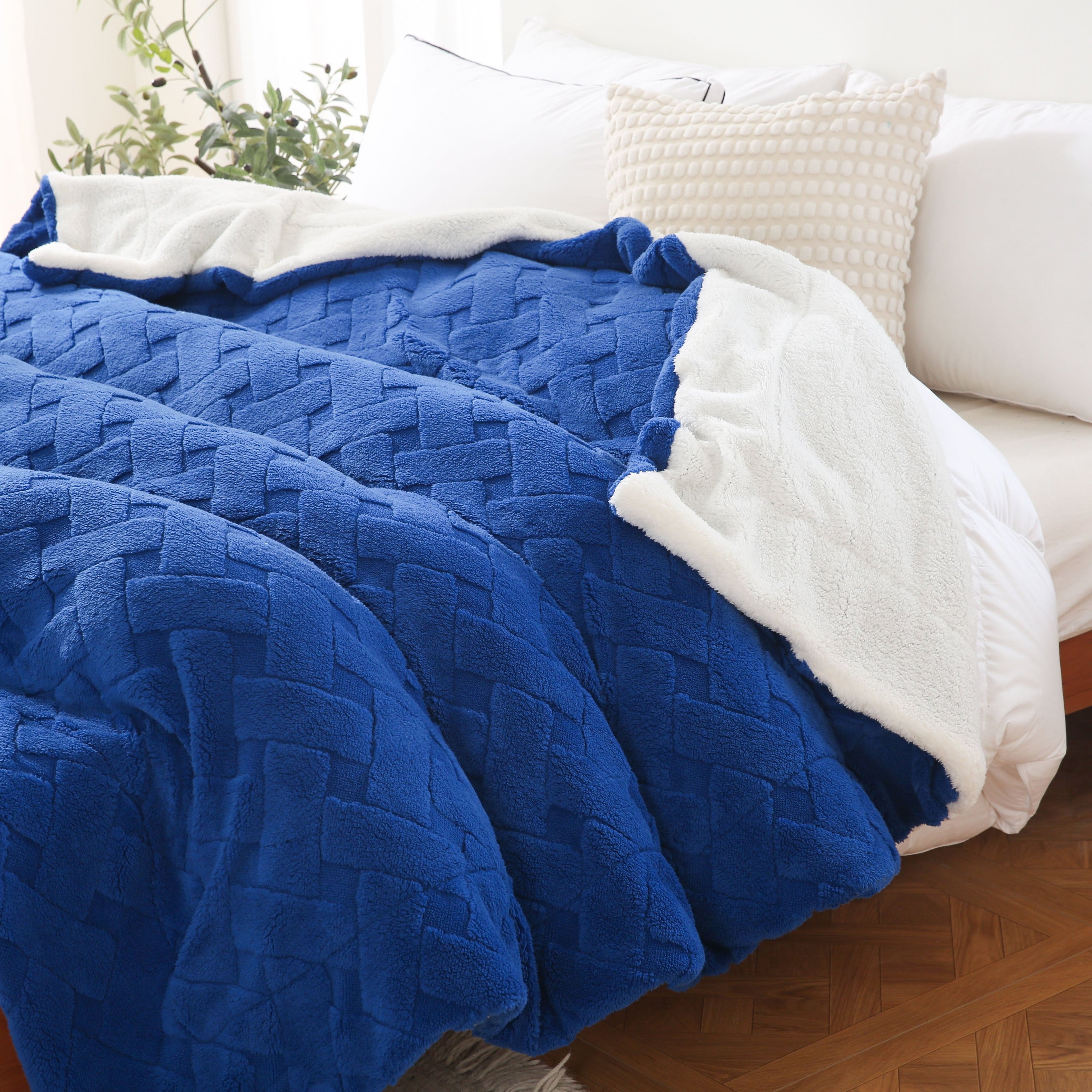 Contemporary Diamond Pattern Fleece Throw Blanket Soft Polyester Blend All-Season Warmth